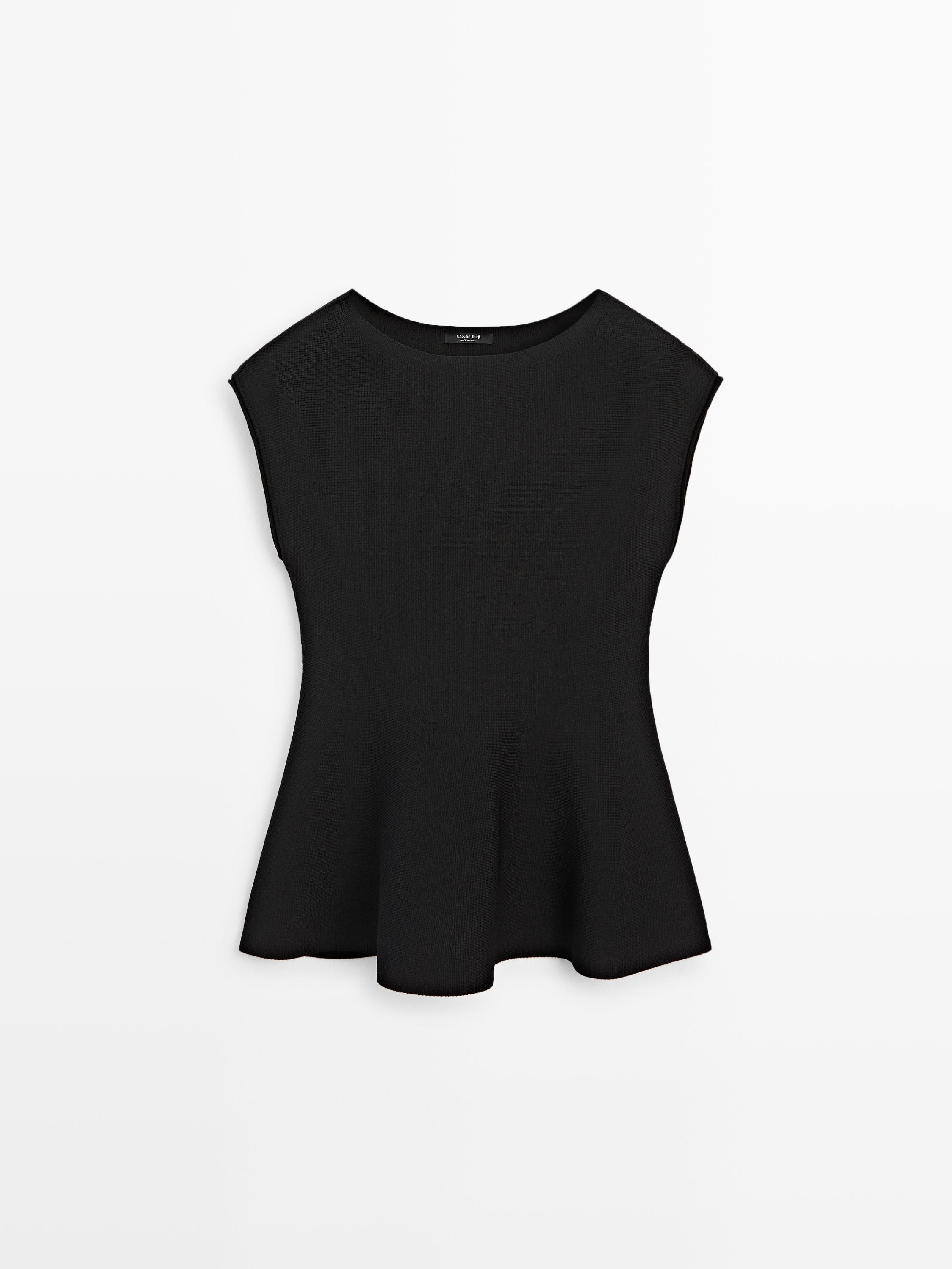 Вид спереди черного топа-баски без рукавов, с круглым вырезом и расклешенным подолом.