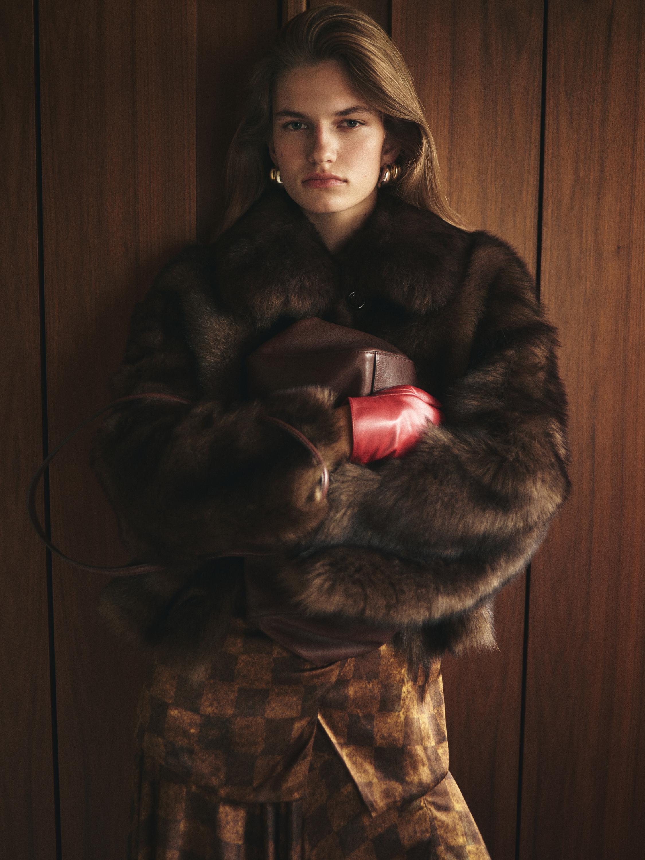 Short leather coat with fur — BROWN