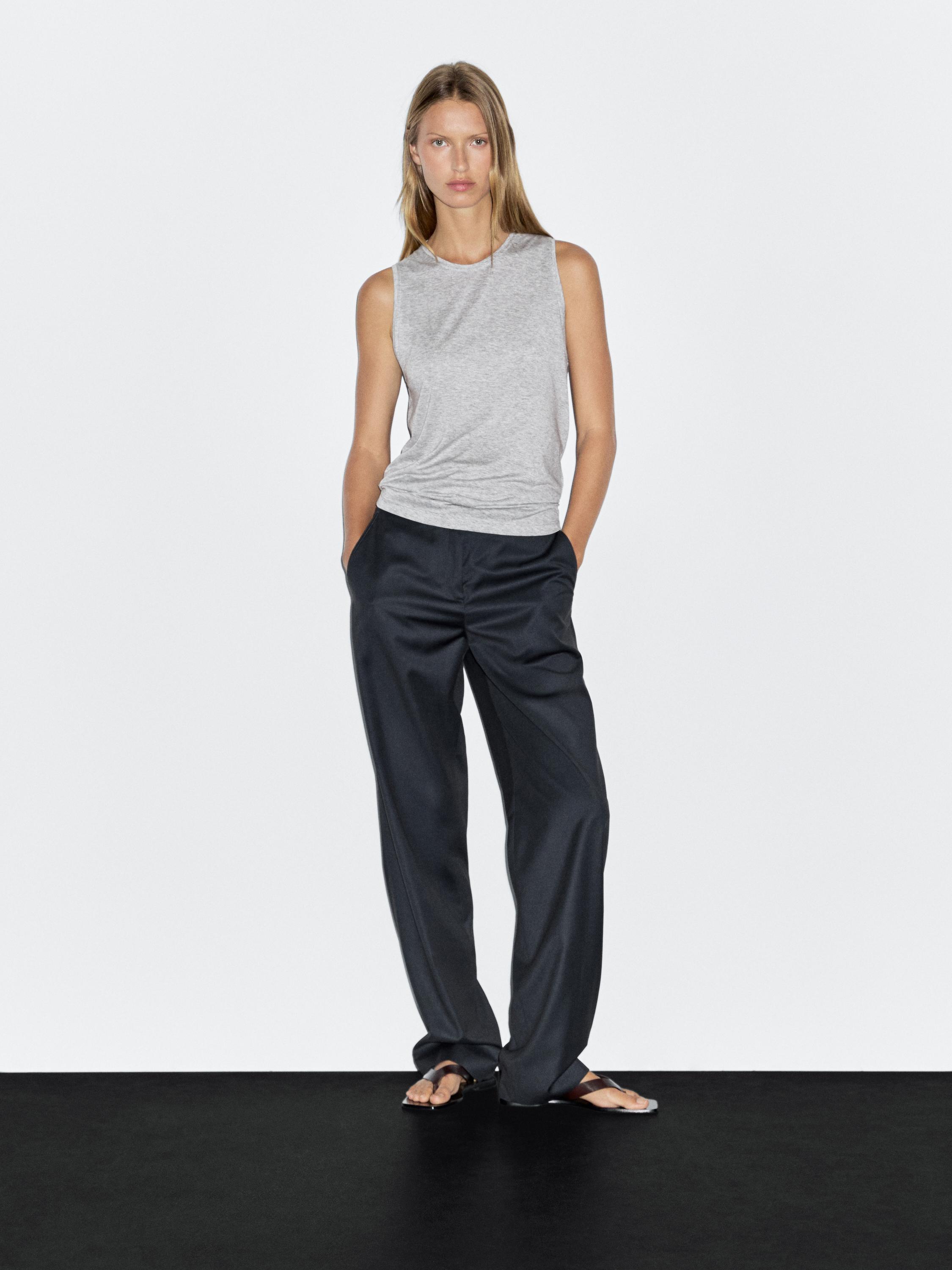 Sleeveless round neck T-shirt