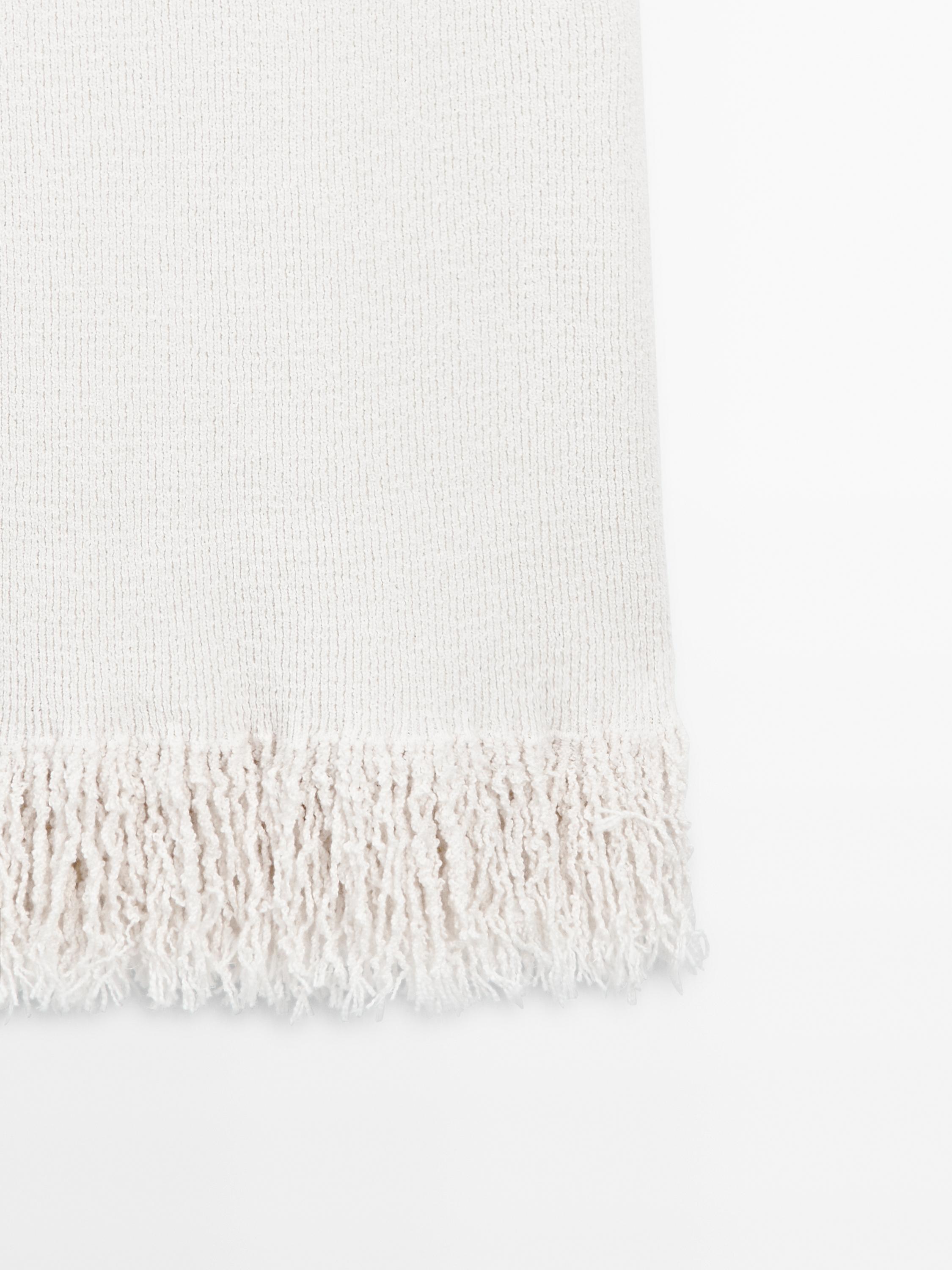 Knit dress with fringed hem