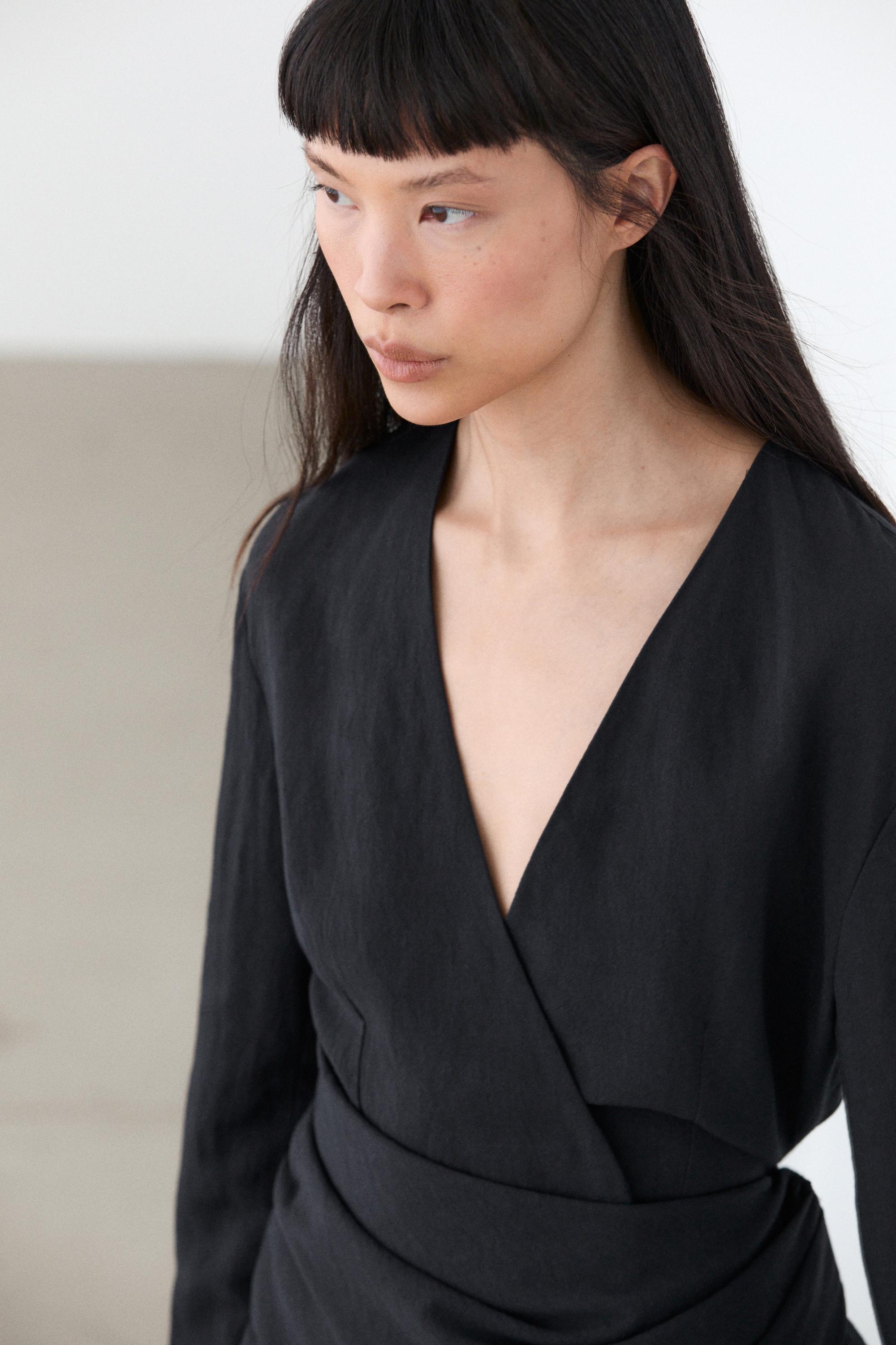 Lightweight kimono with sash detail — DEEP BLUE