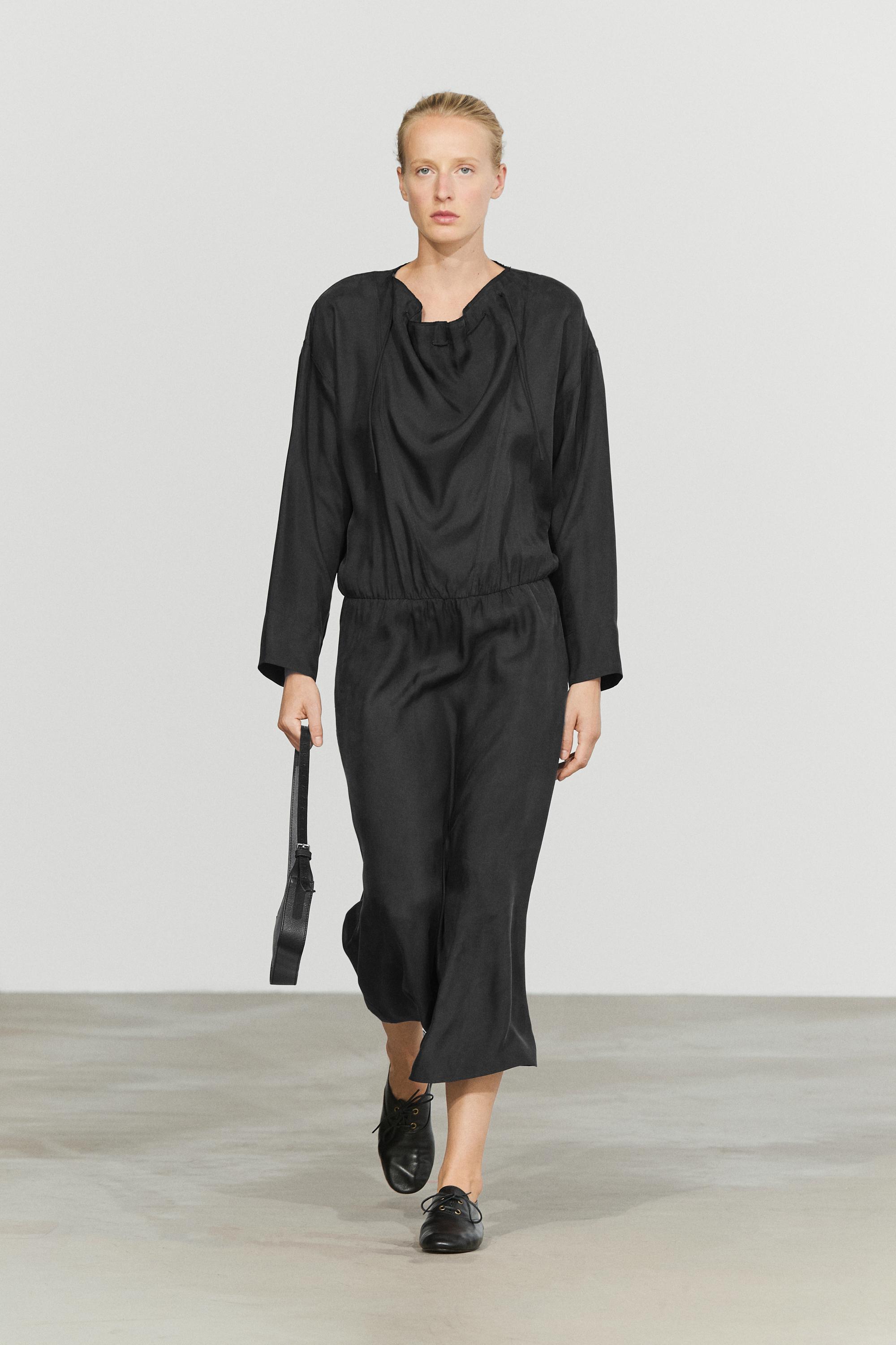Robe midi fluide détail col