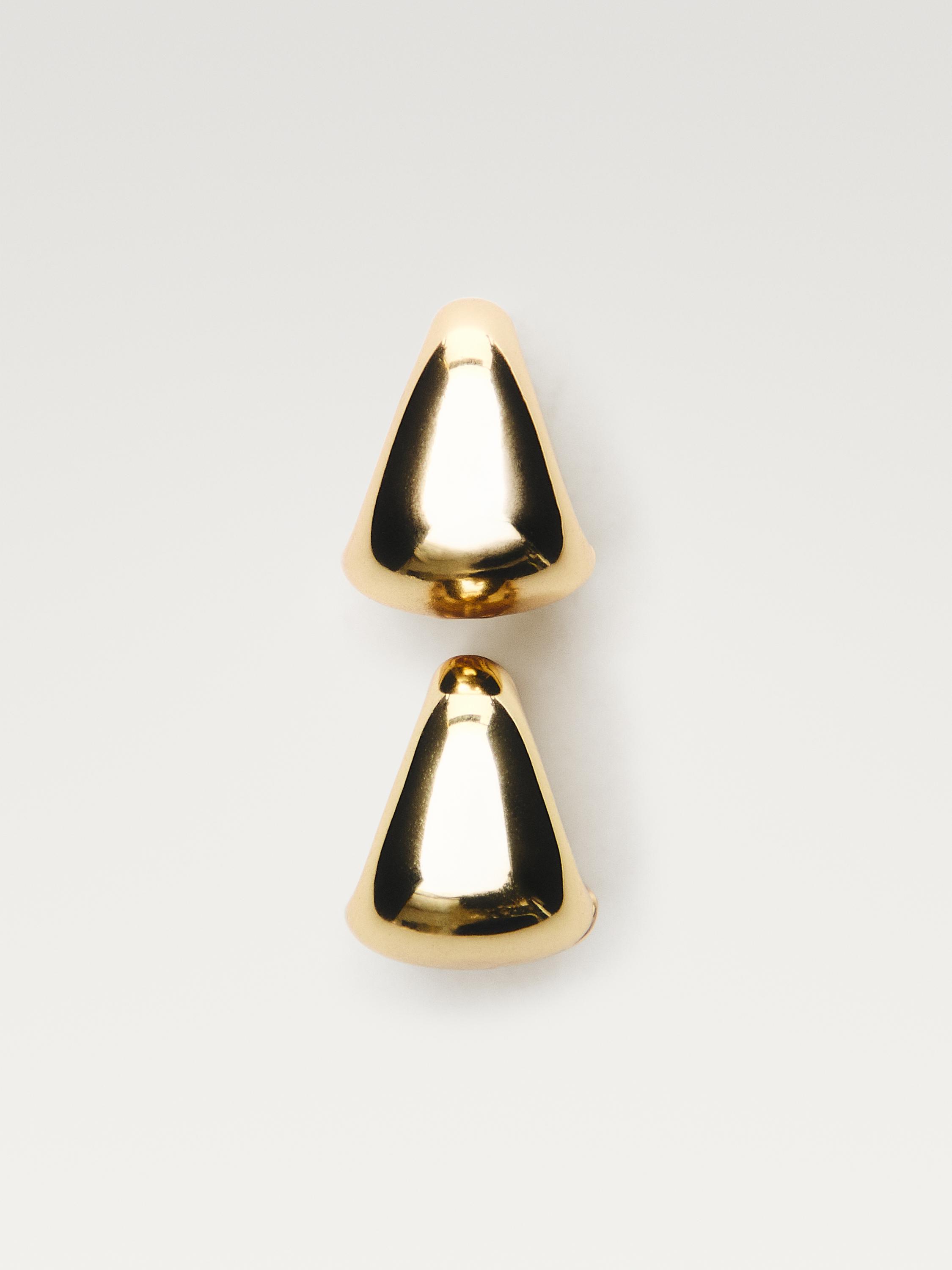 Vooraanzicht van kegelvormige gouden oorbellen.