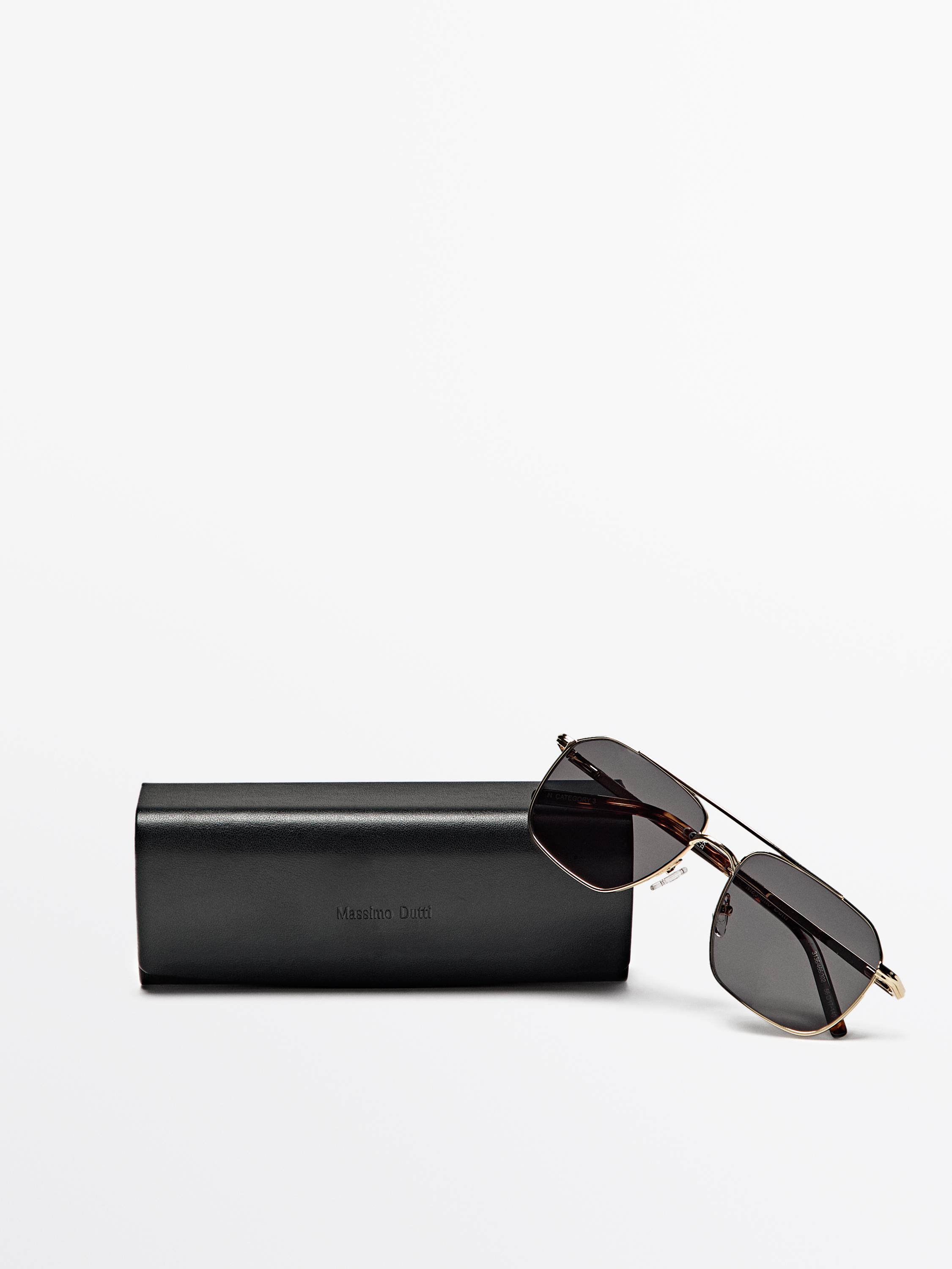 Metallic aviator sunglasses