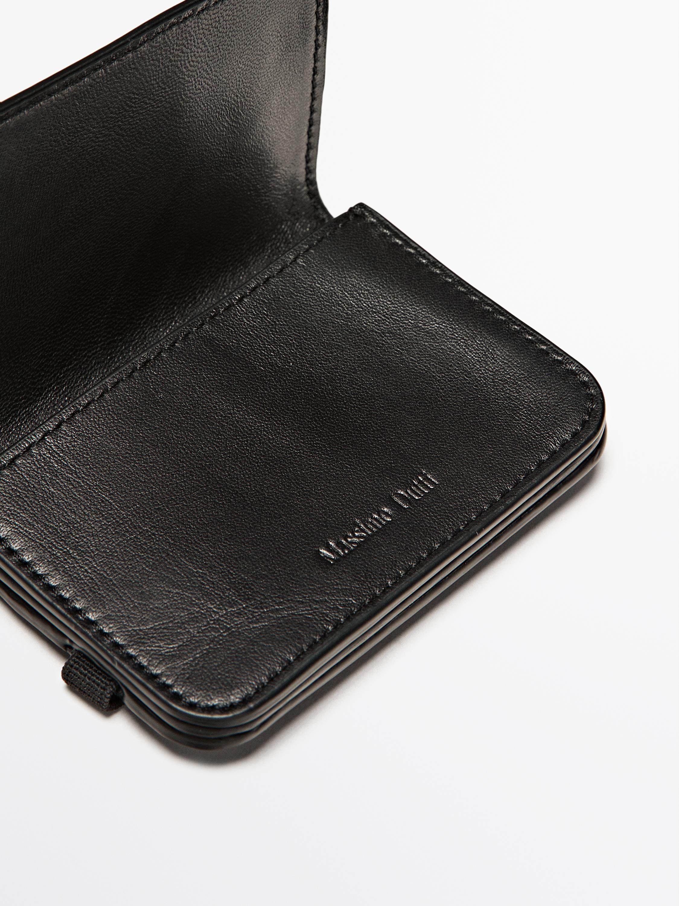 حافظة بطاقات من جلد النابا بقلاب