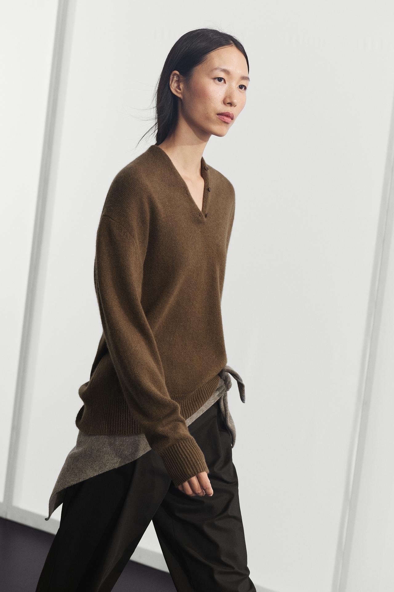 100% cashmere knit sweater with button detail — BROWN MARL