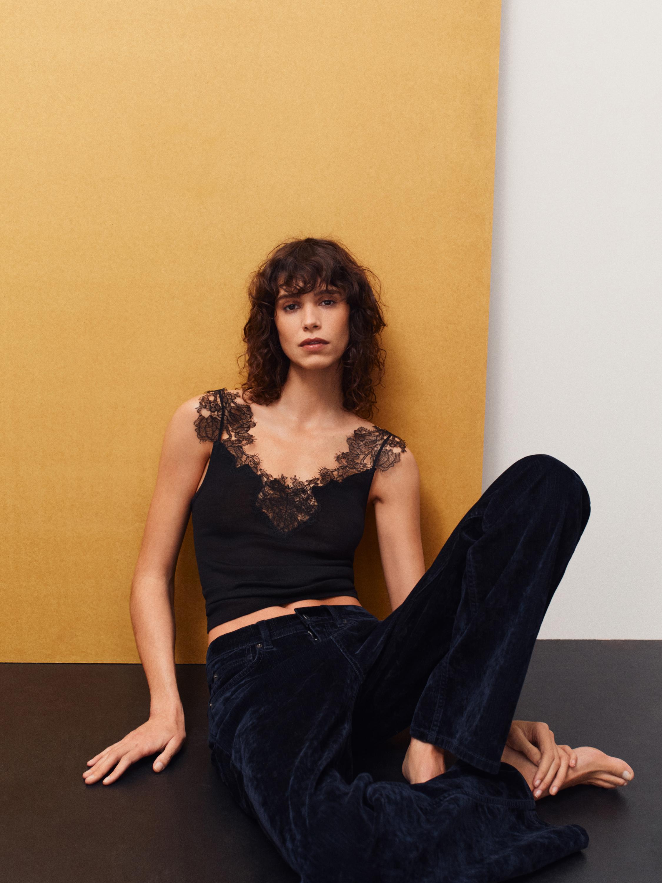 Pleteni top sa bretelama s čipkastim porubom