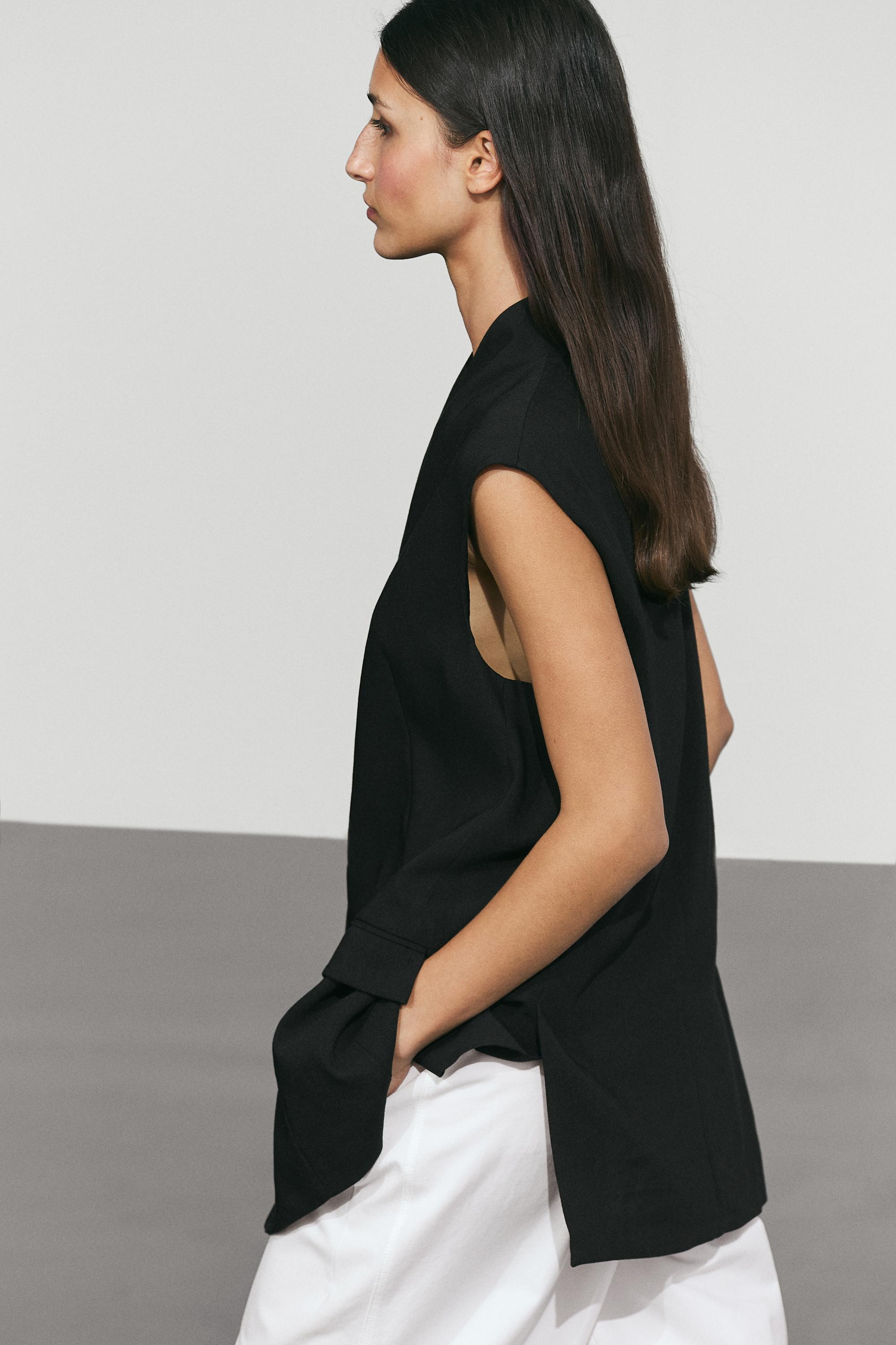 High-neck vest — BLACK