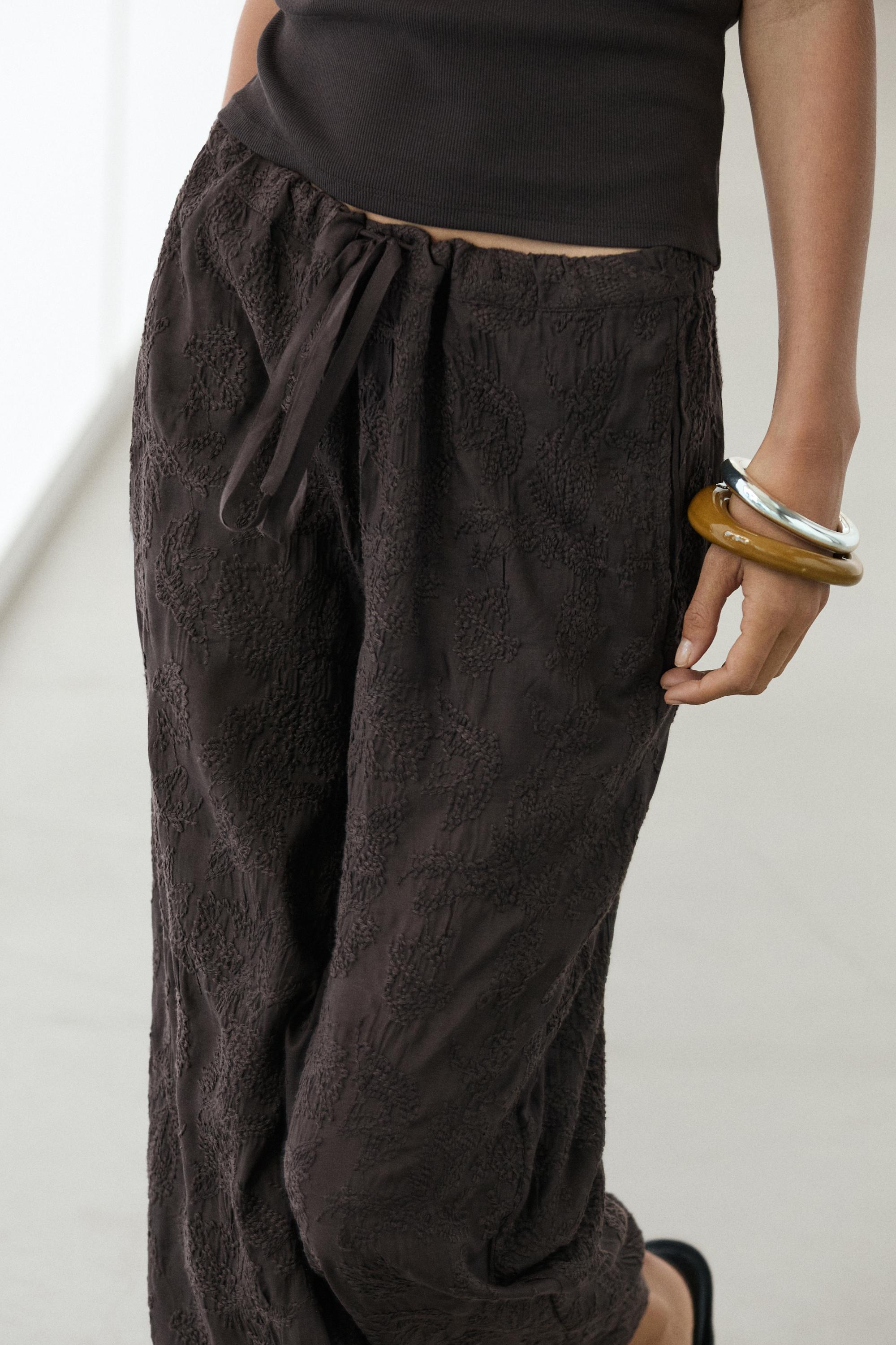 Embroidered flowing barrel fit trousers — Chocolate