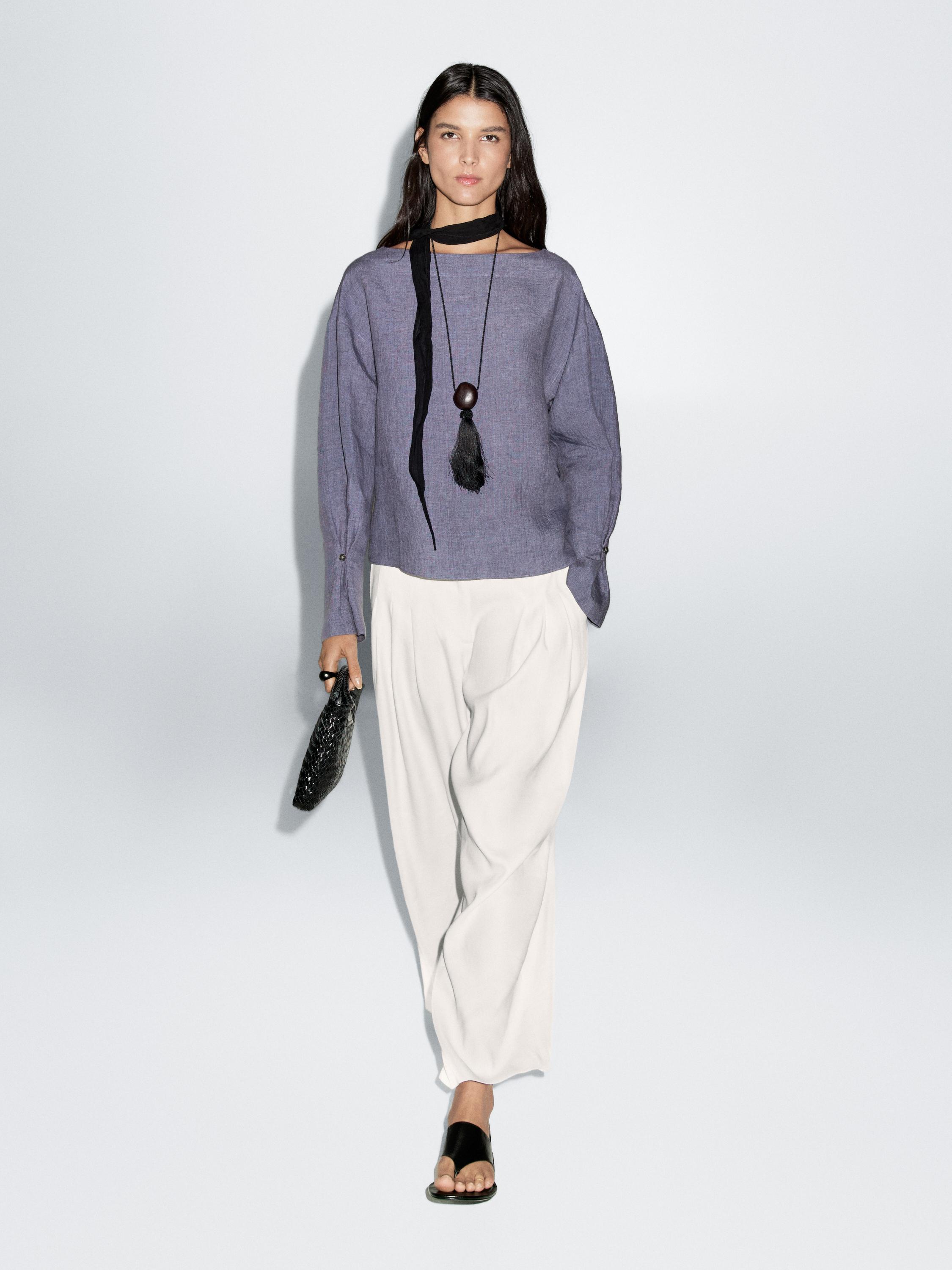 بلوزة بفتحة صدر على شكل V وتفصيل على الأكمام