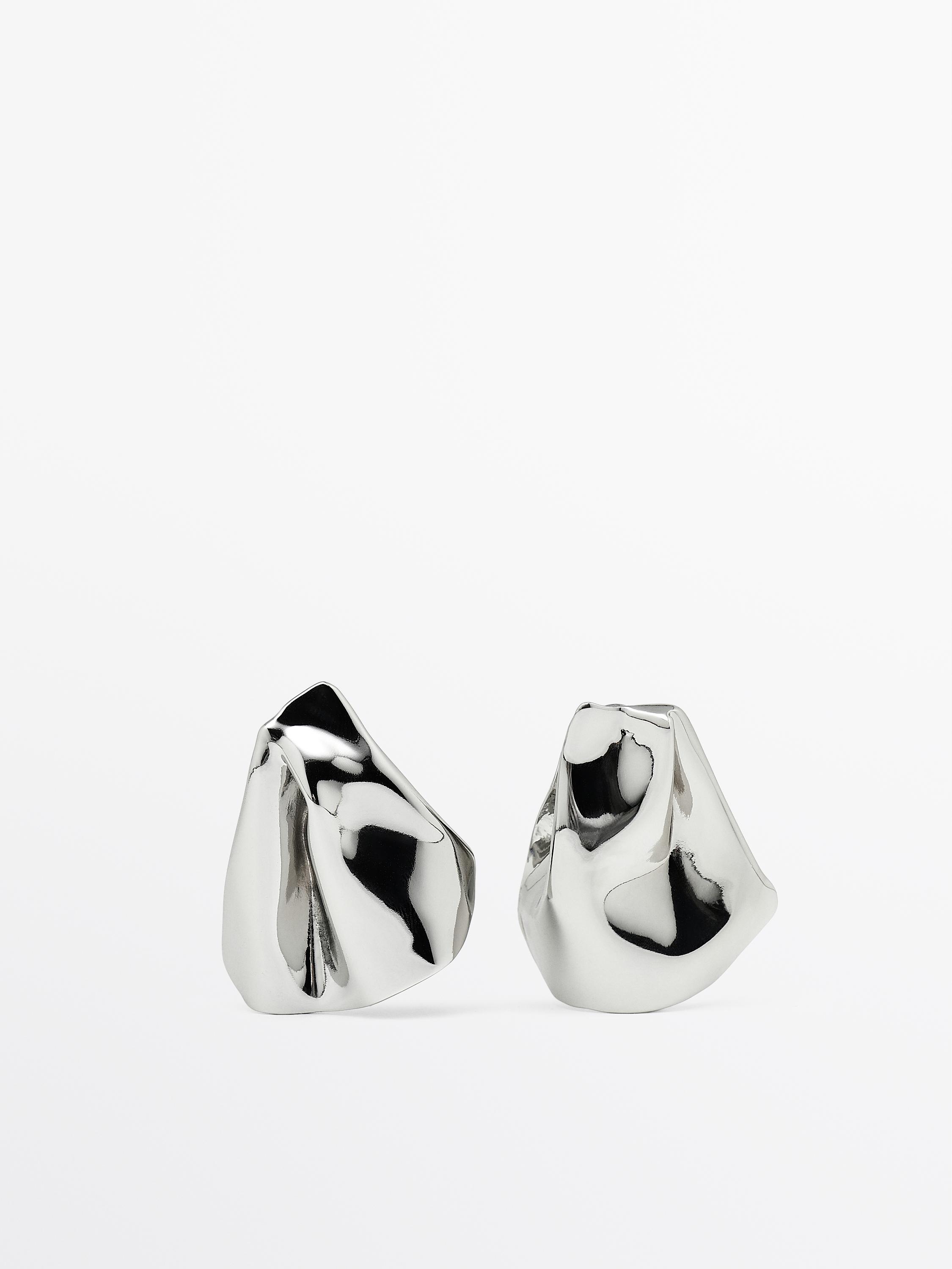 Medium-sized earrings with pleats