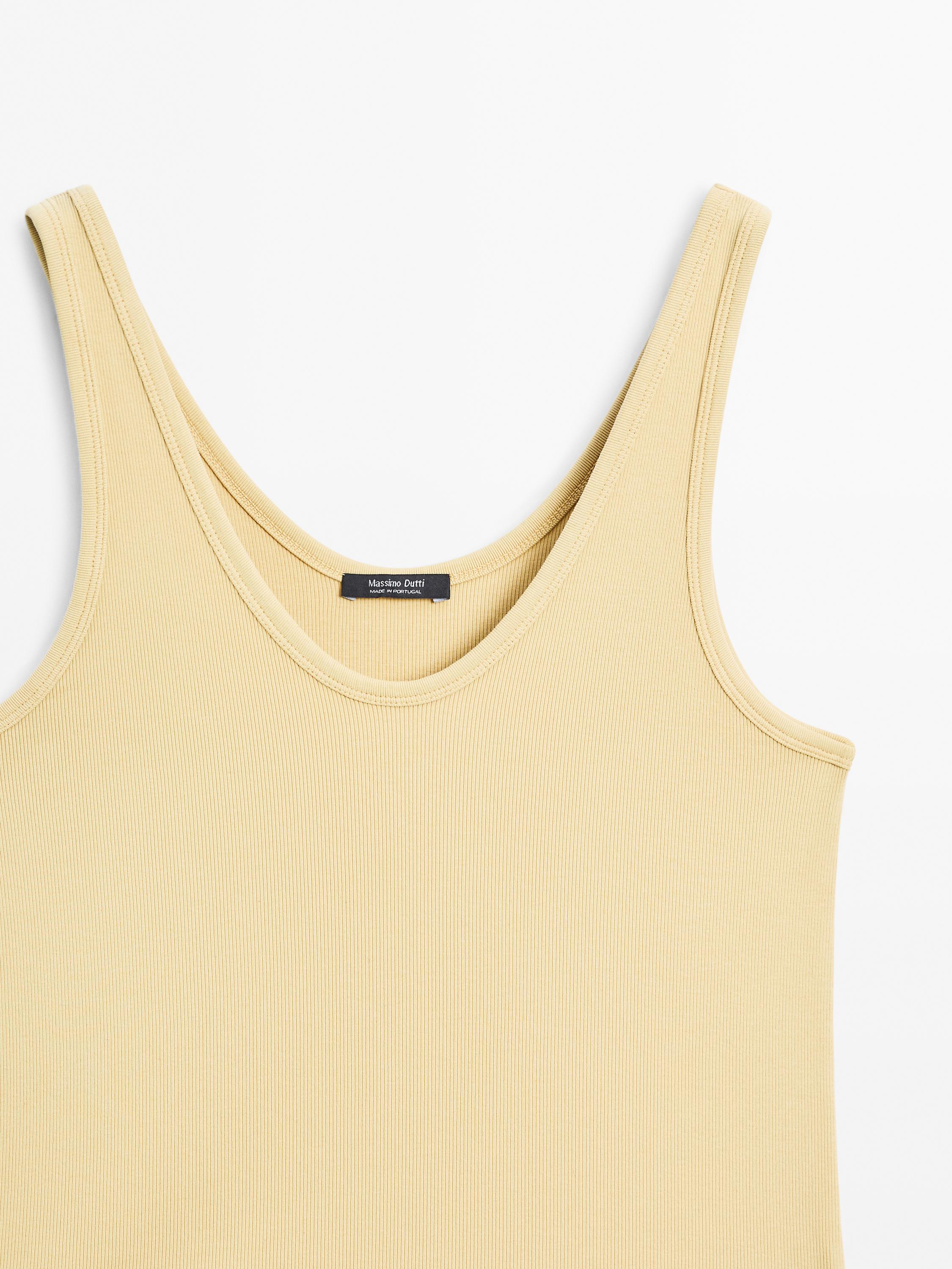 Ribbed top with neckline