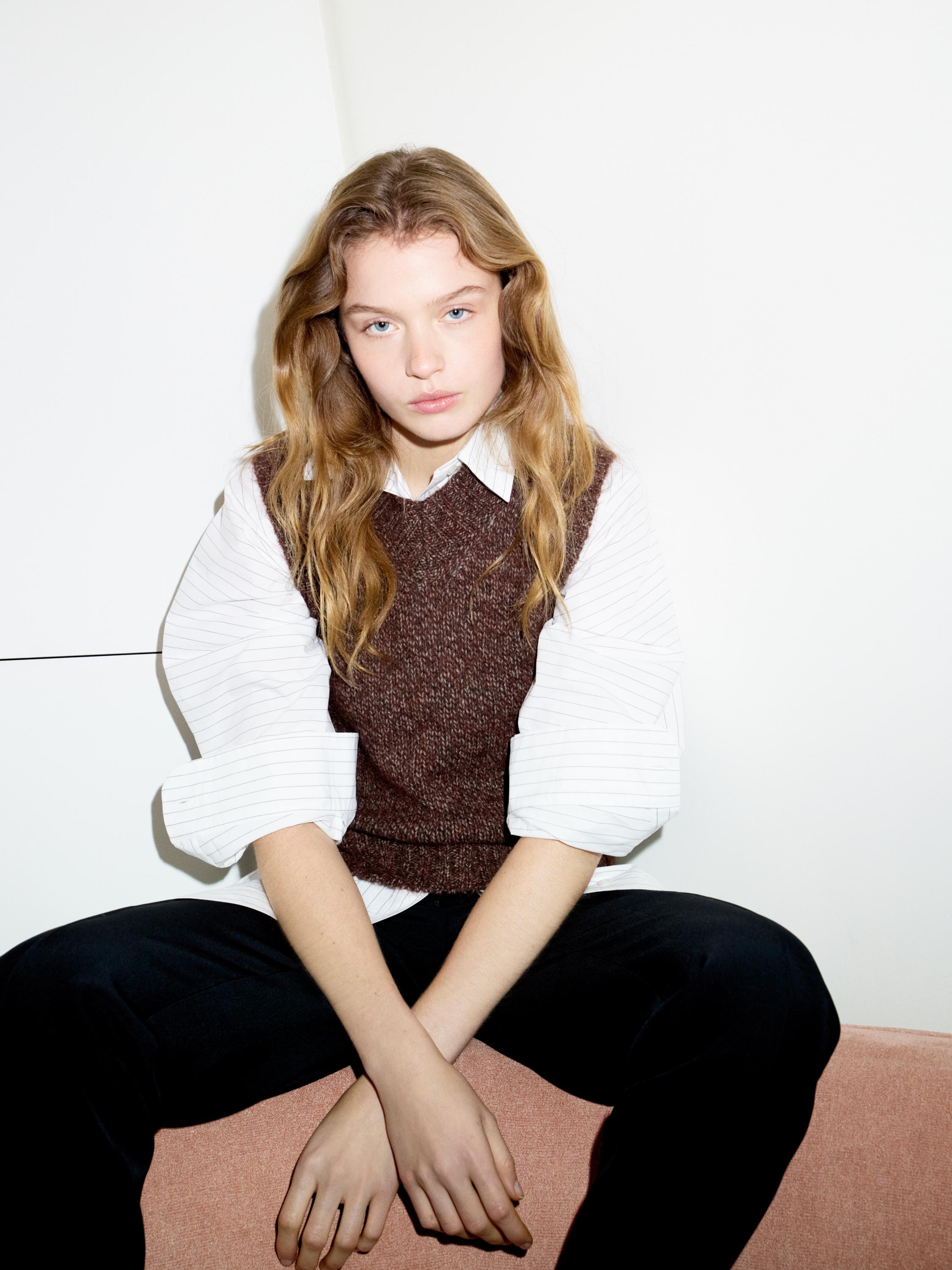 Bluzë me mëngë të shkurtra me vija