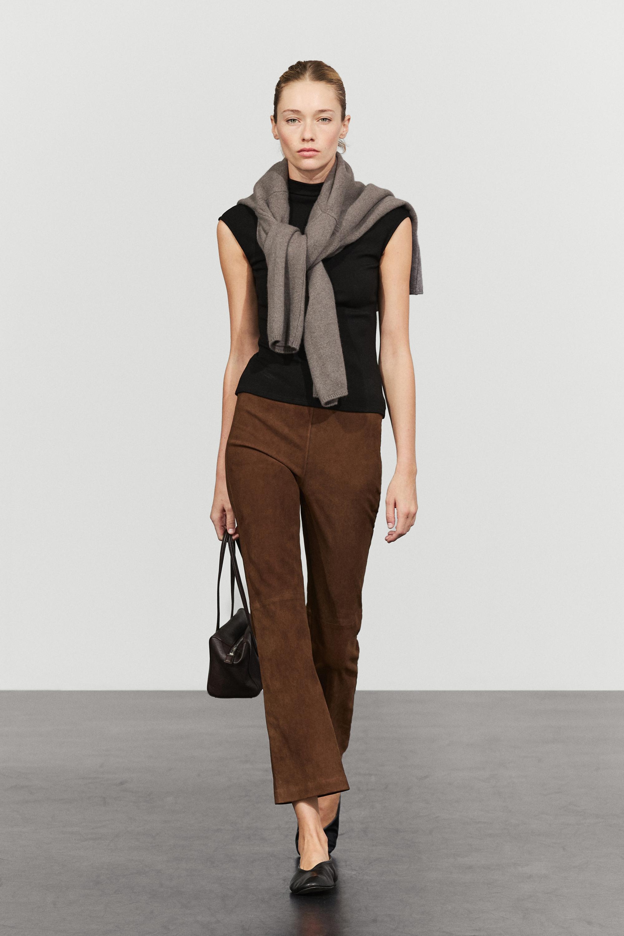Leggings mit ausgestelltem Bein aus Wildleder