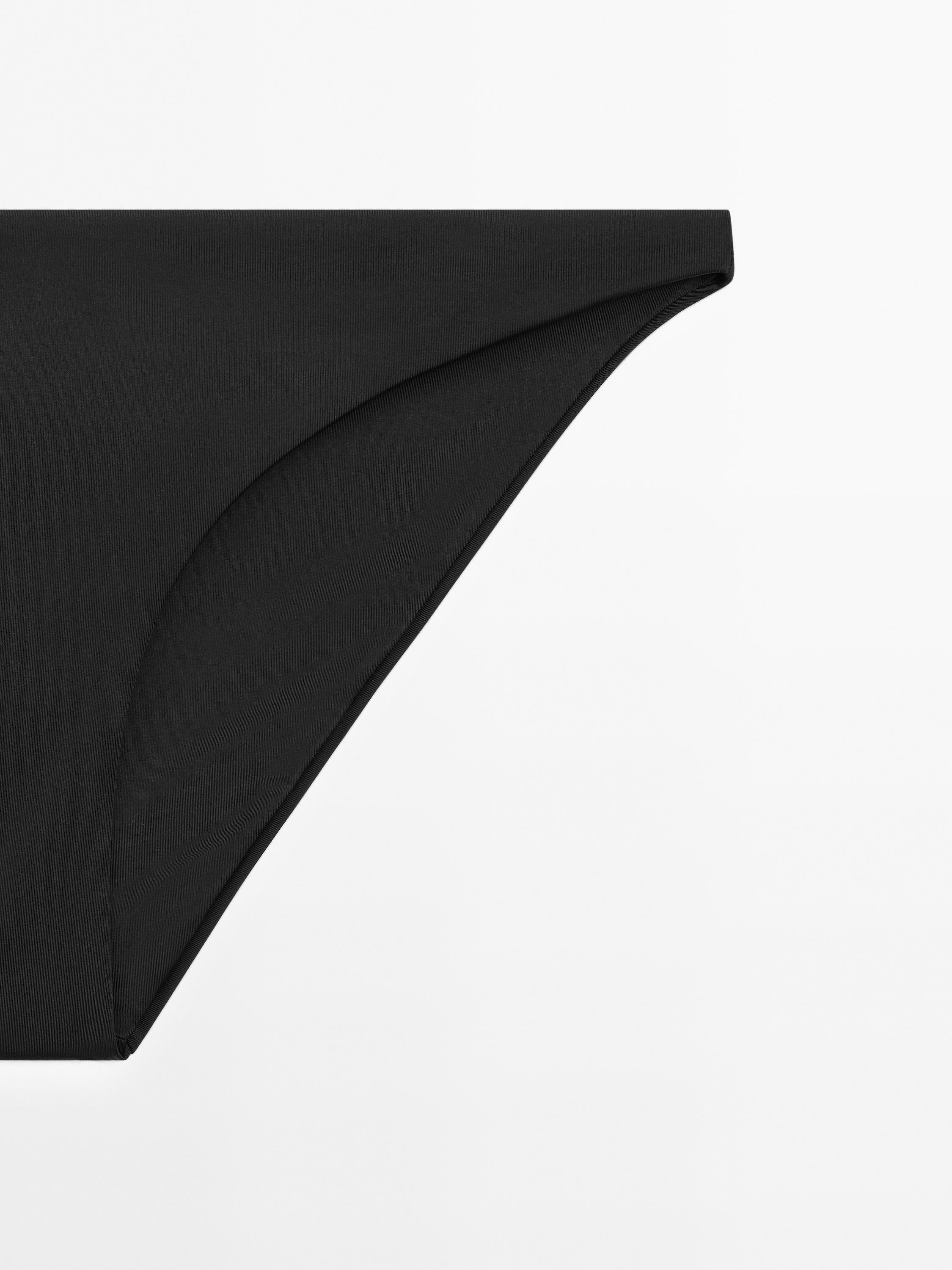 Bikini bottoms co-ord underwire top
