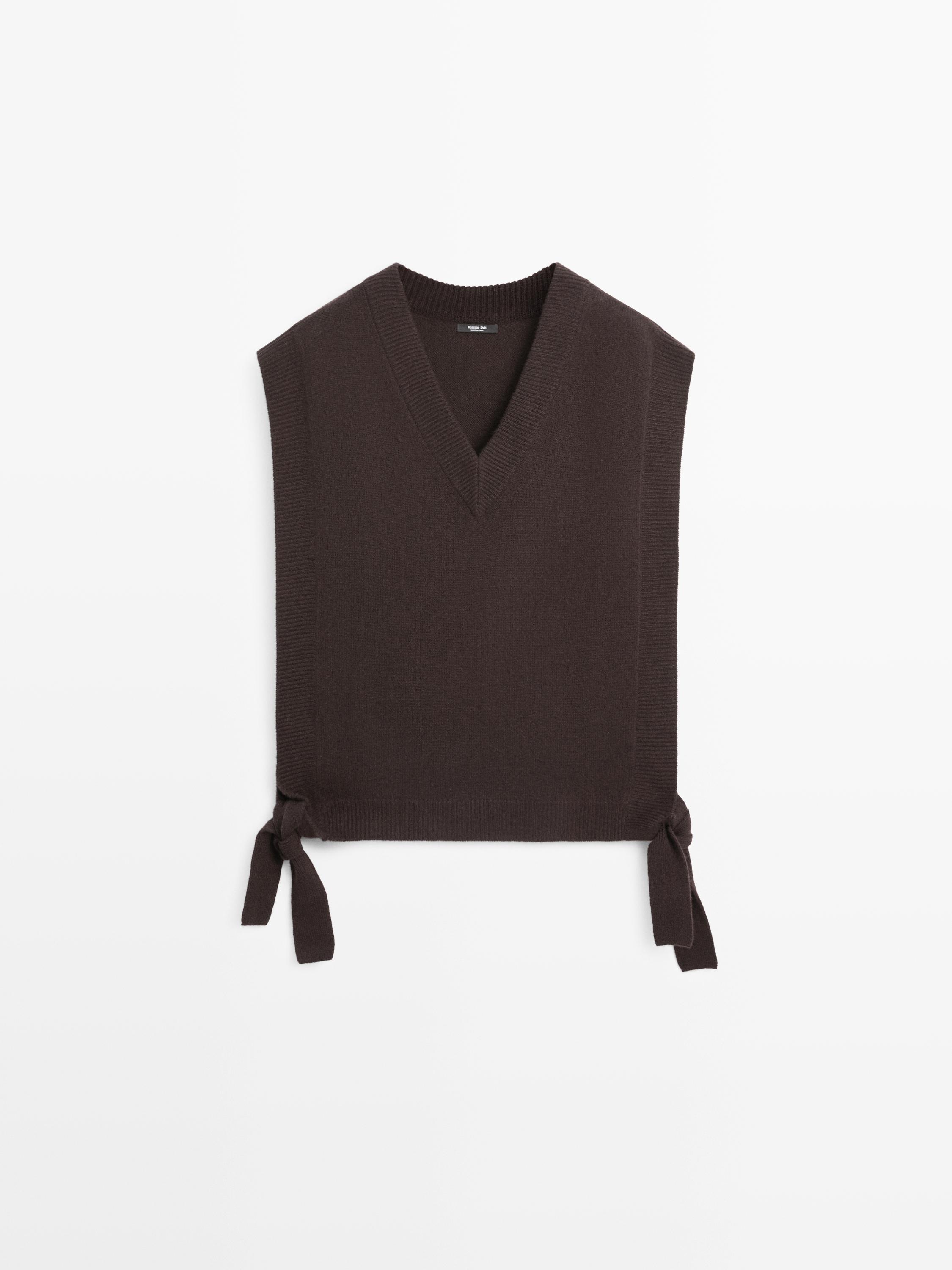 V-neck bib with tie details — BROWN