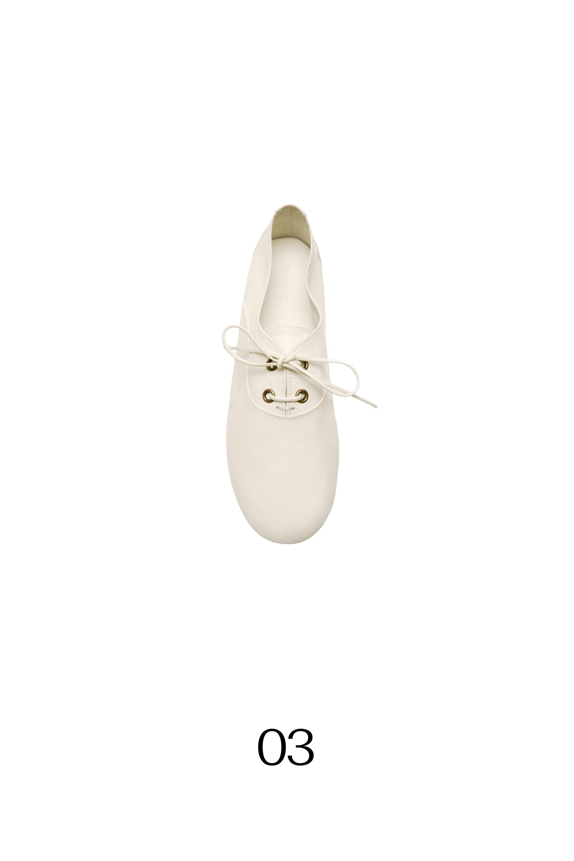 Soft leather lace-up shoes — WHITE