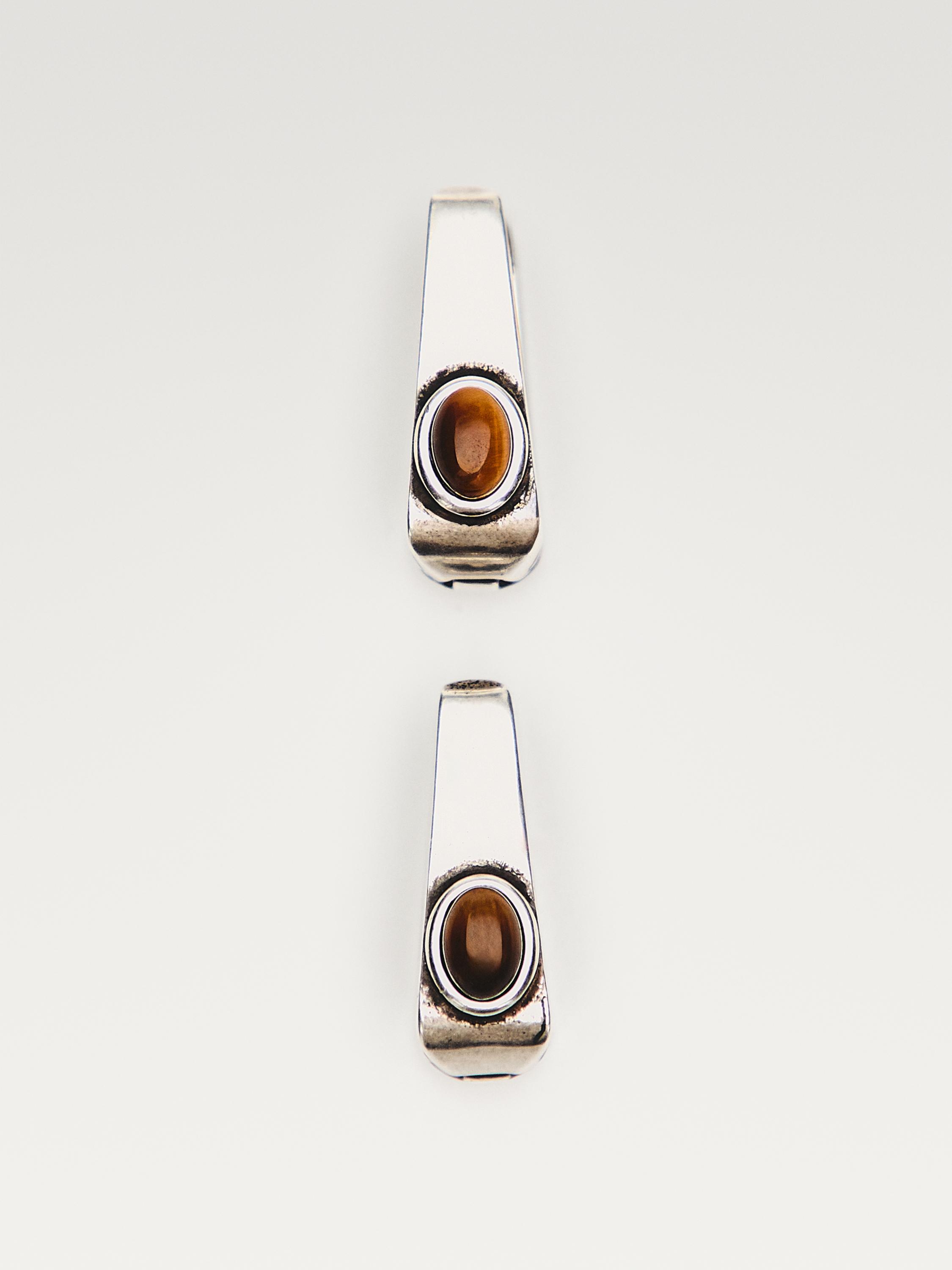 Geometric earrings with stone
