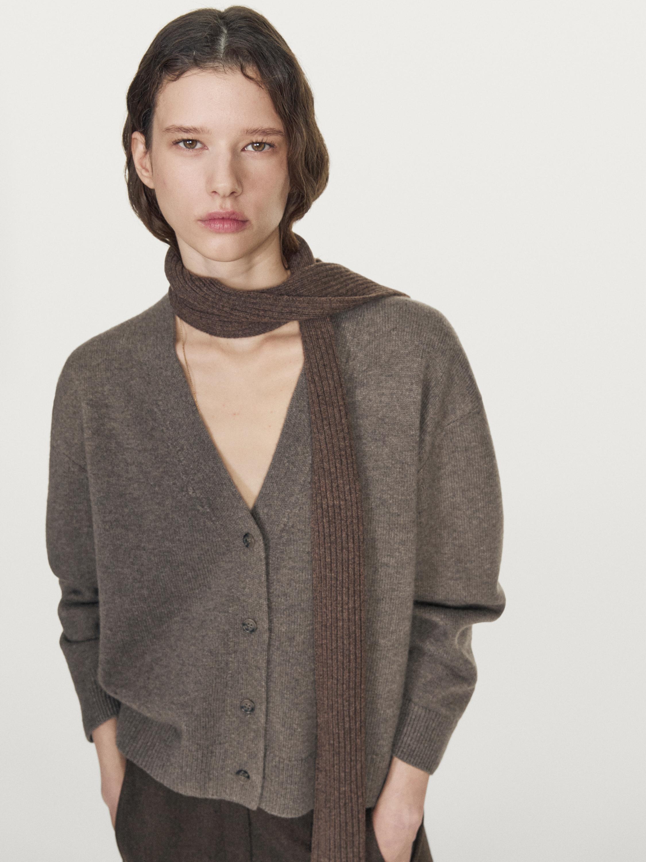 كارديغان محاك من الصوف المخلوط بفتحة صدر على شكل V