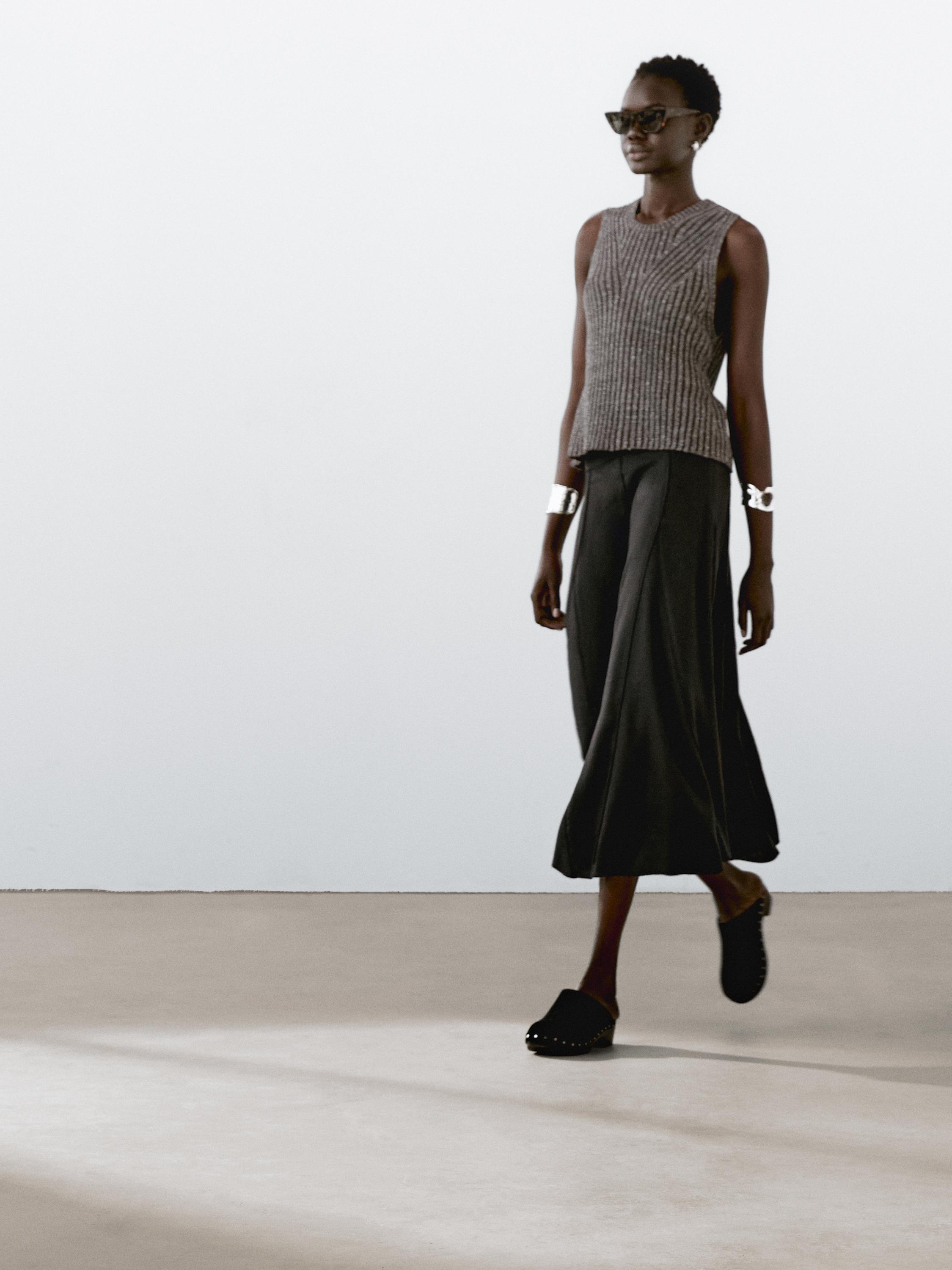 Knit top with trim design