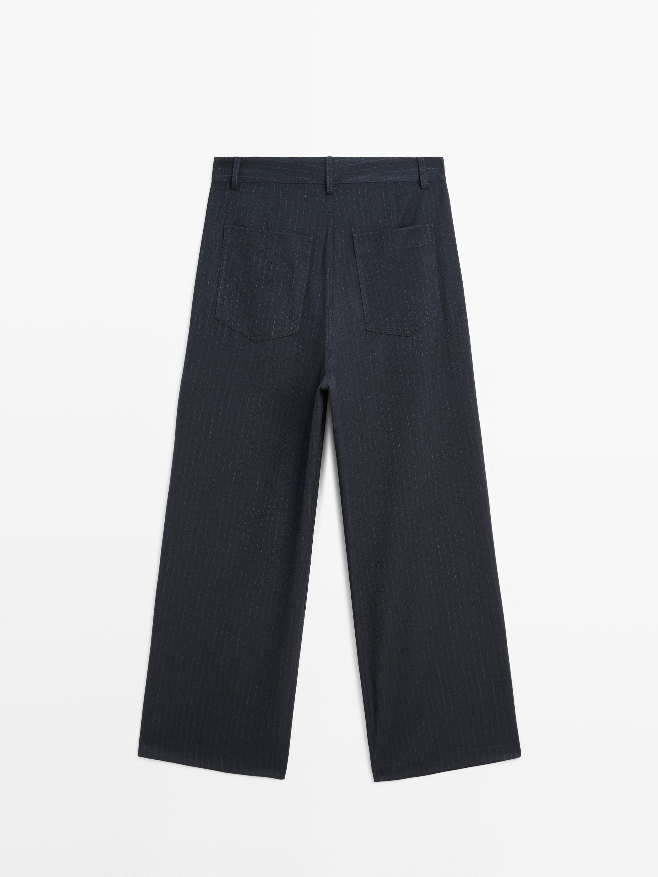 Džíny s mid waist a širokými nohavicemi s tenkými proužky