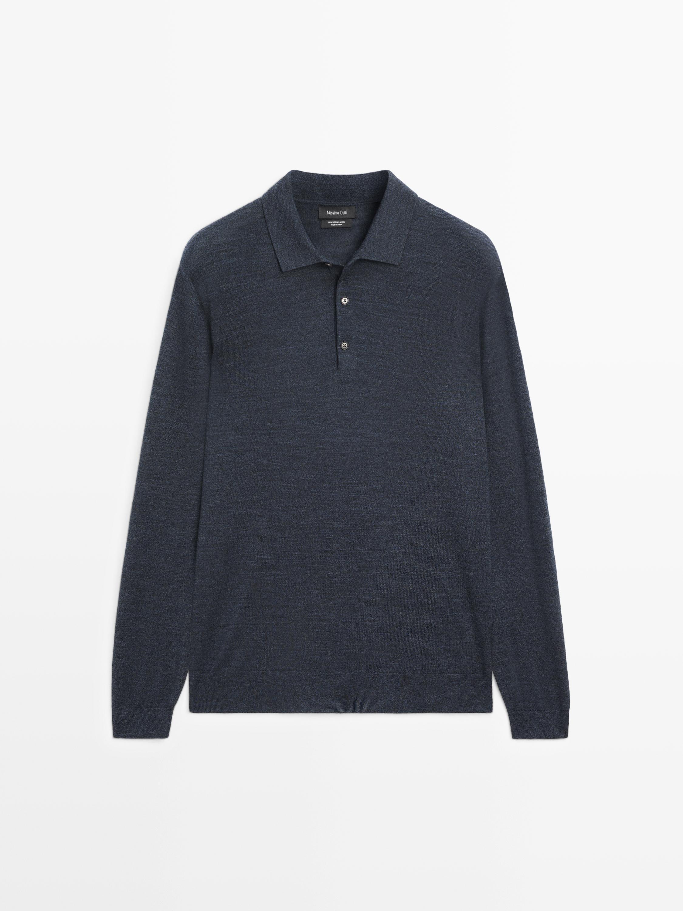 Frontal view af mørkeblå sweater med polokrave, tre-knapslukning og lange ærmer.