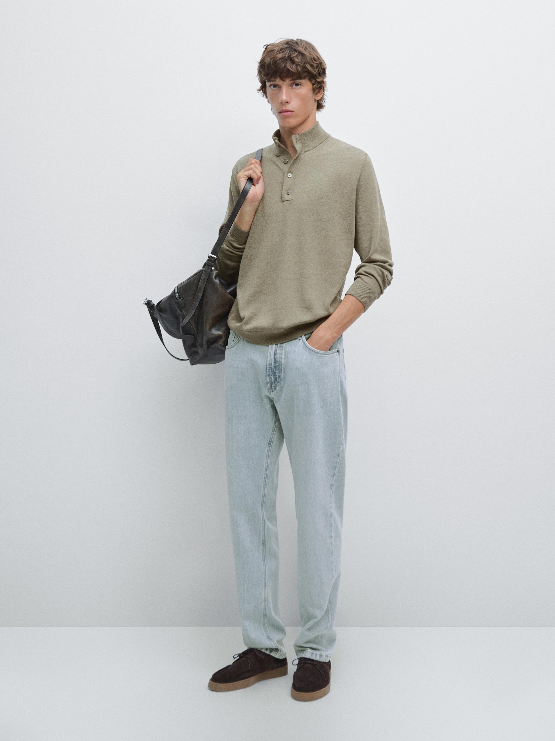 Strikket genser med mock-knapper i halsen