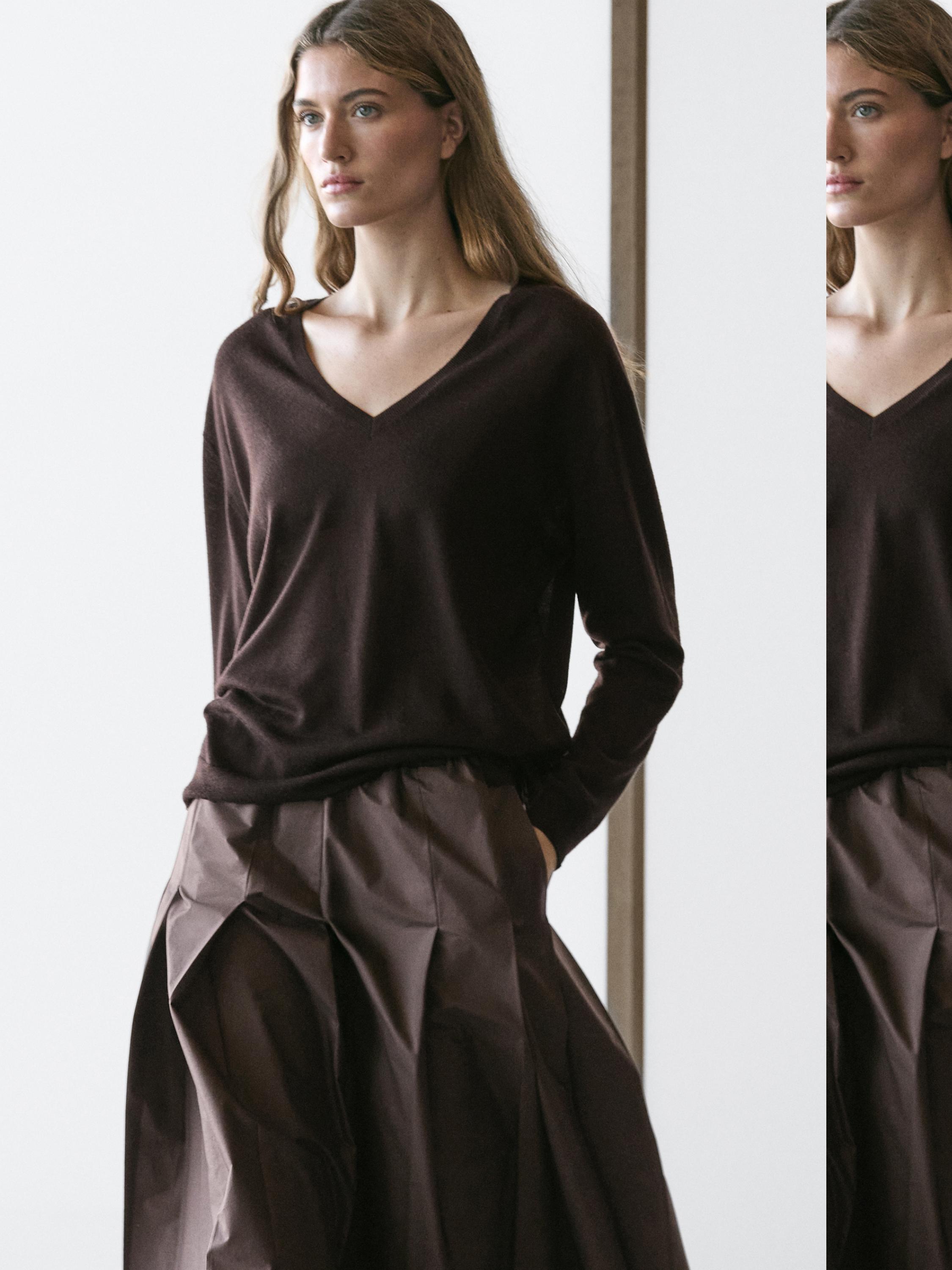 100% wool V-neck knit sweater — BROWN