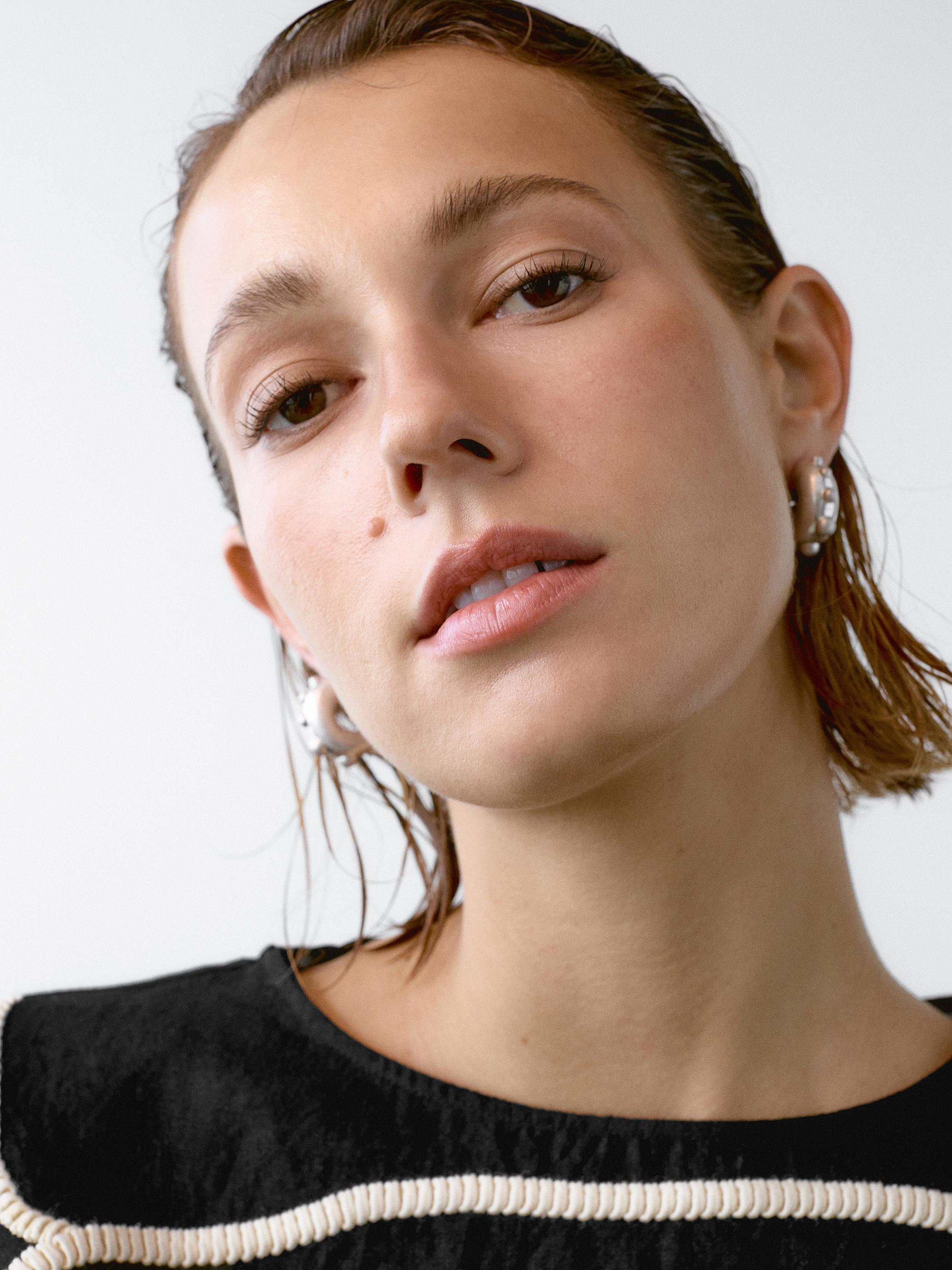 Blusa detalle bordado contraste