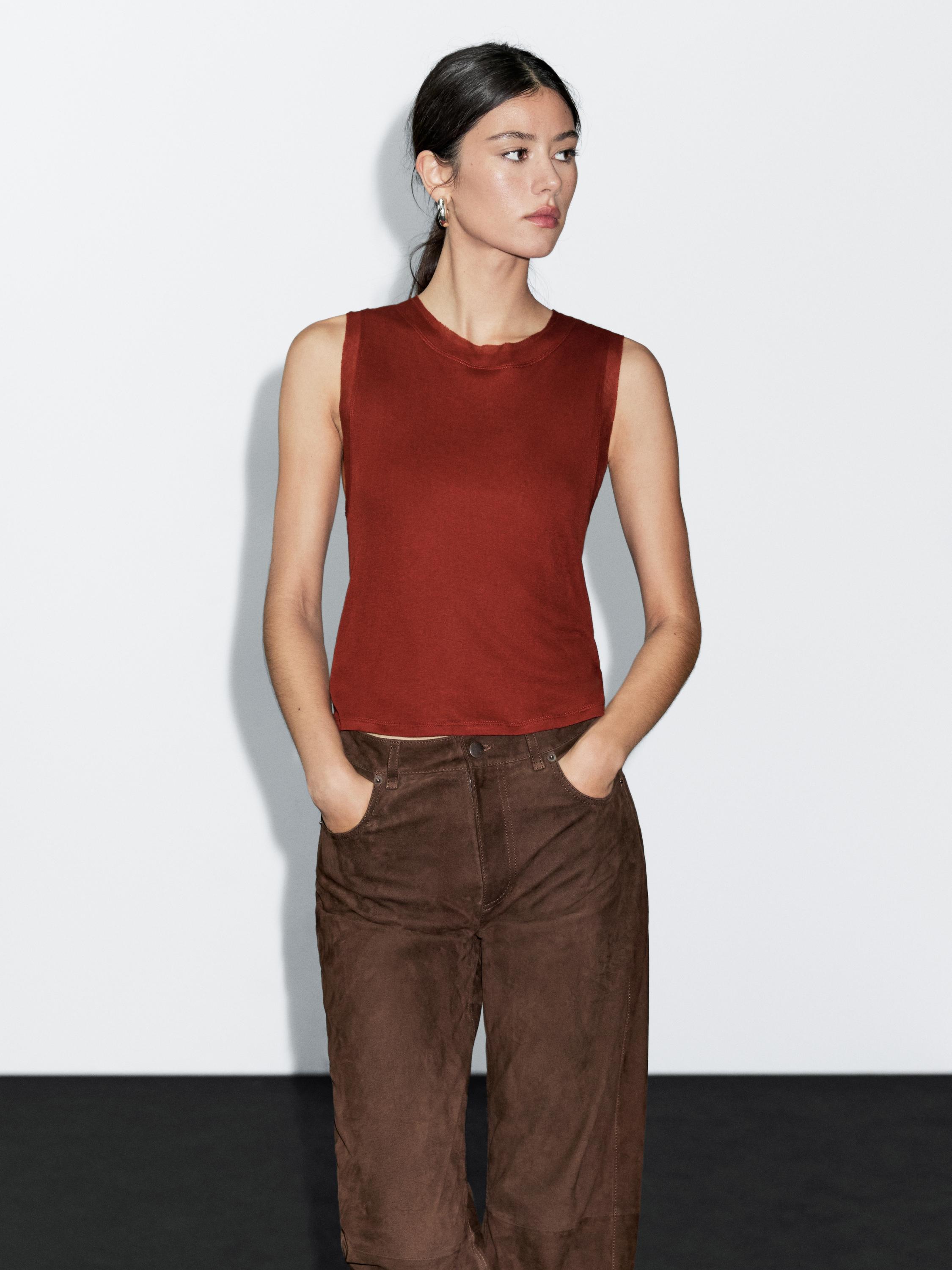 Sleeveless T-shirt with double piping