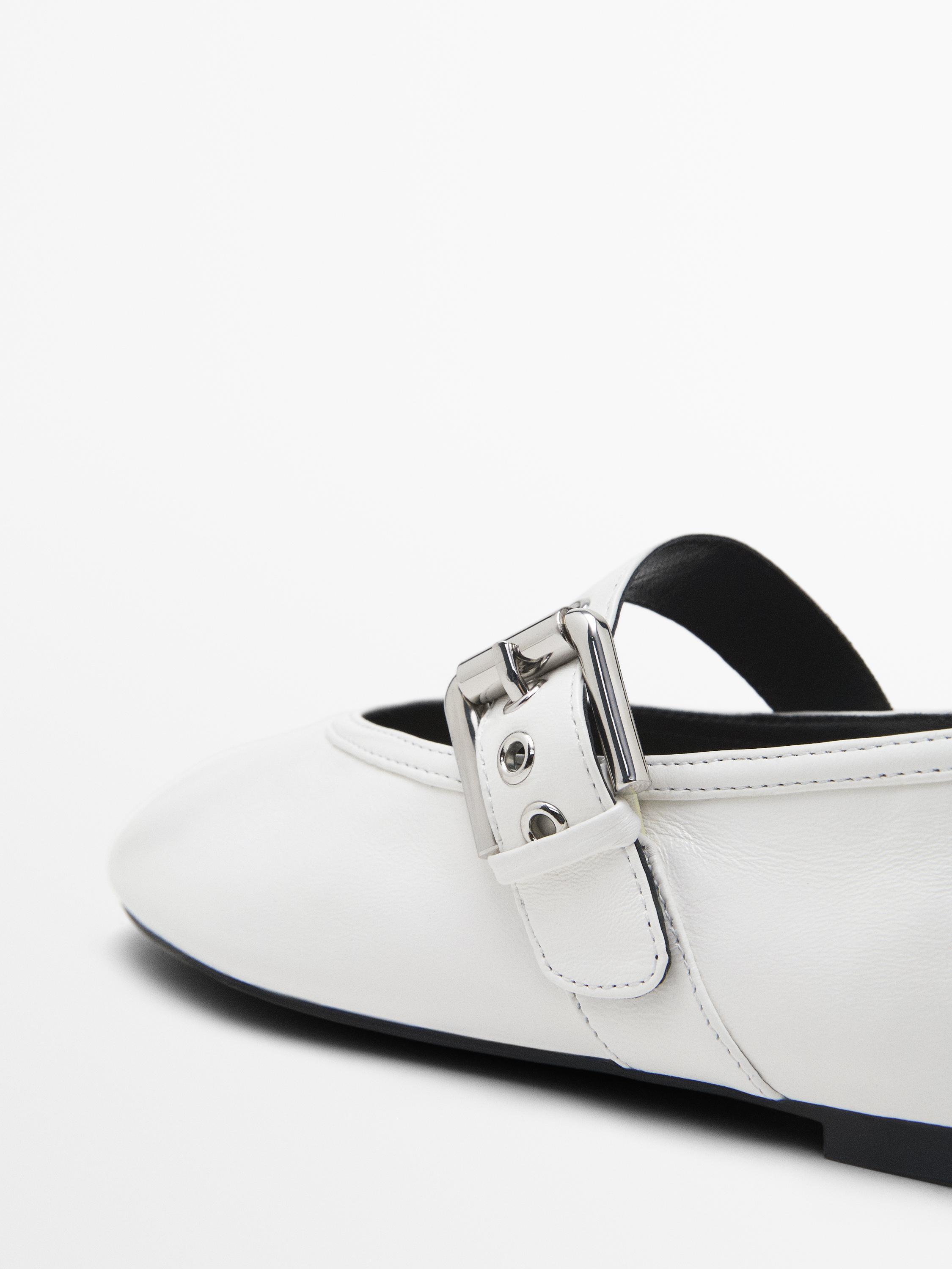 Soft ballet flats with buckle