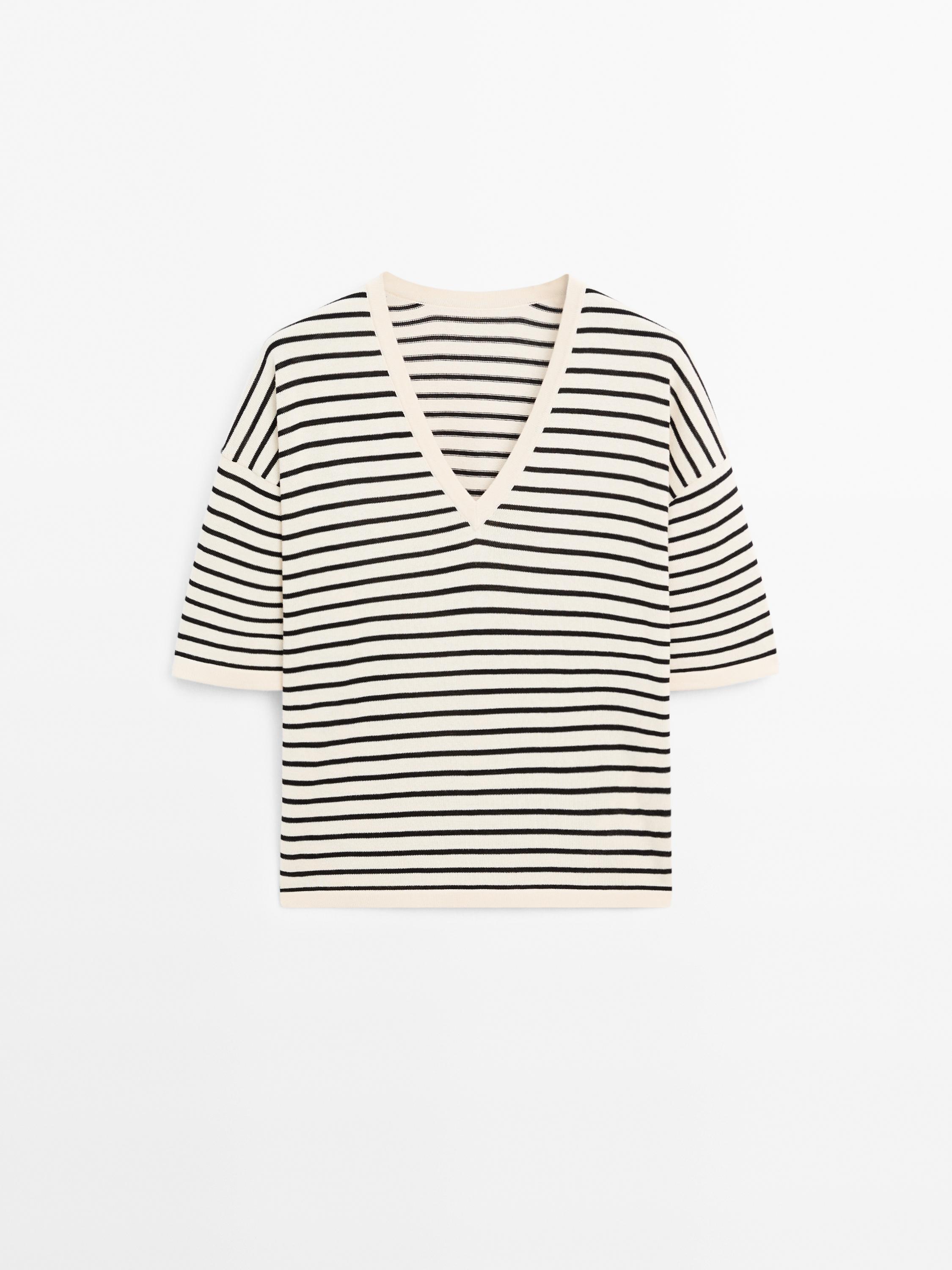 Pull à rayures et col en V