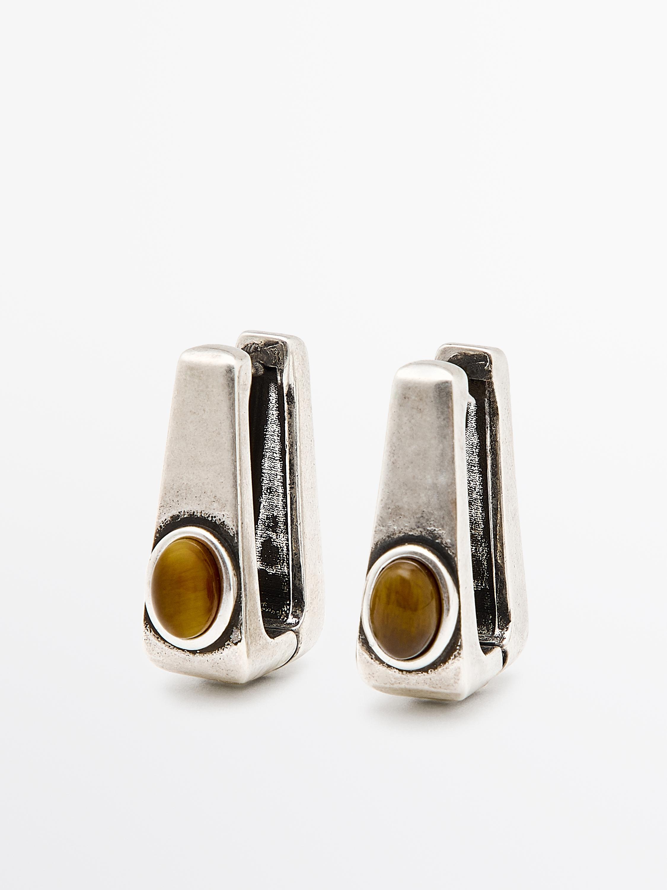 Geometric earrings with stone