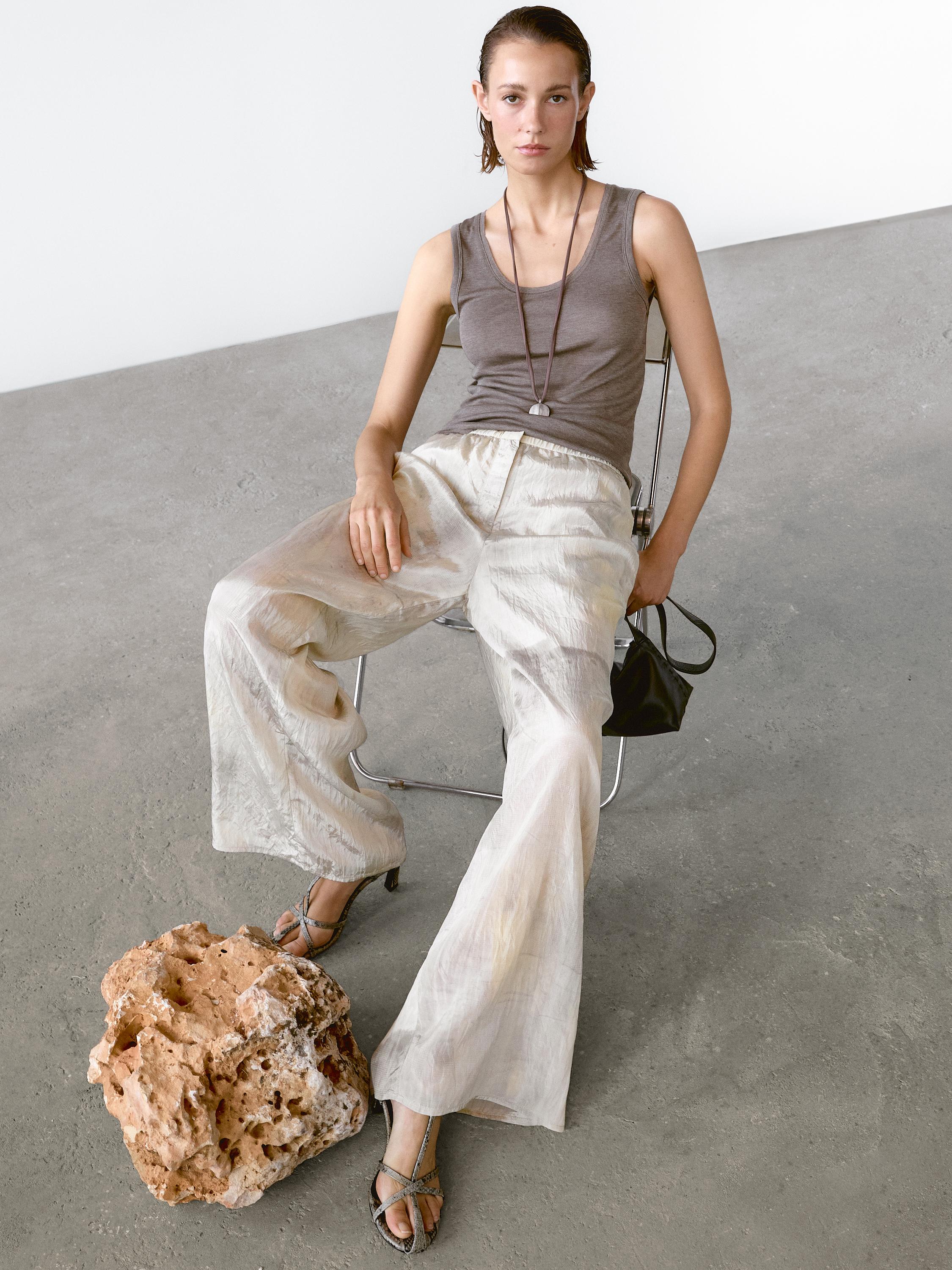 Top cuello redondo detalle costuras