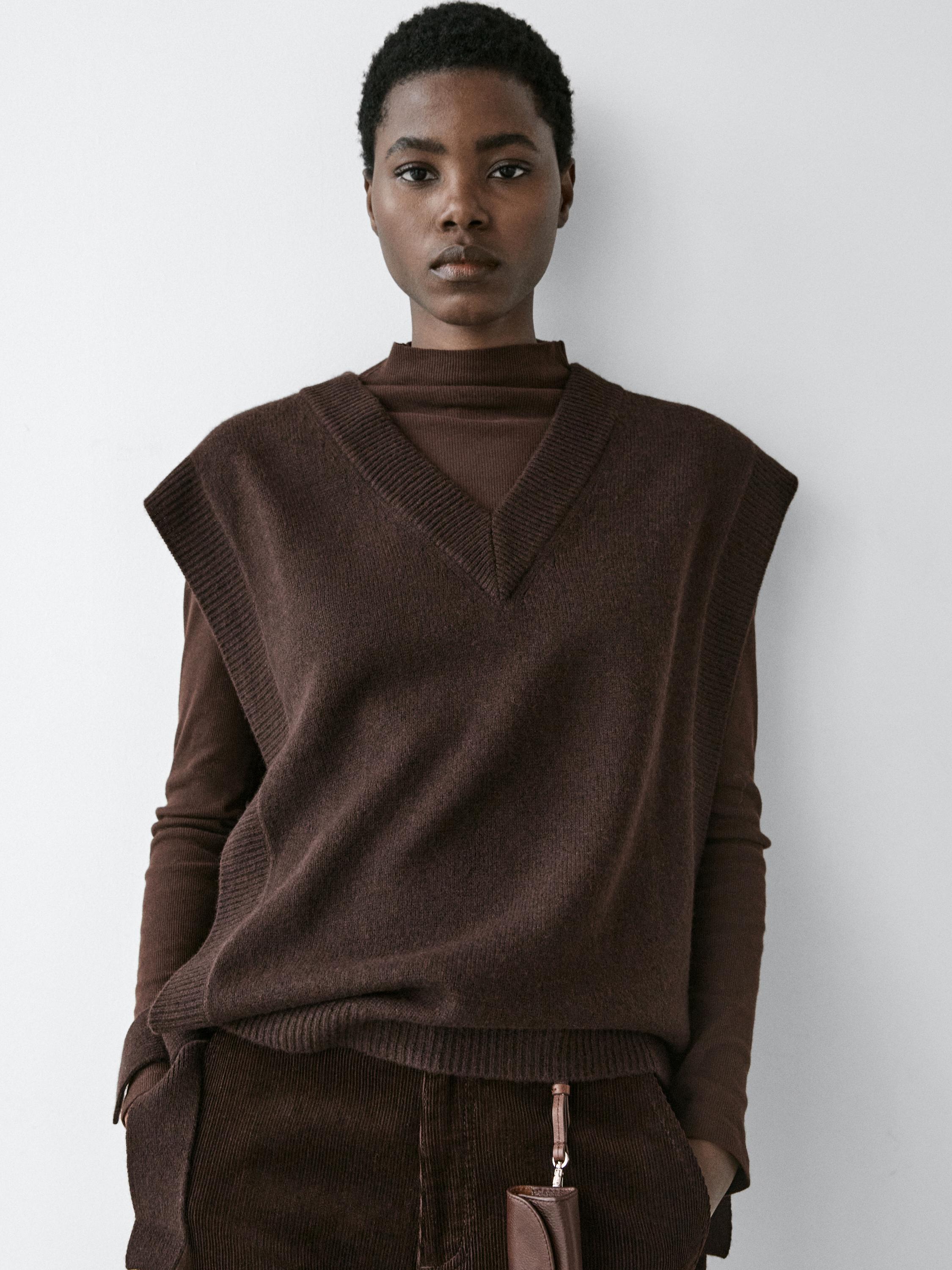 V-neck bib with tie details — BROWN
