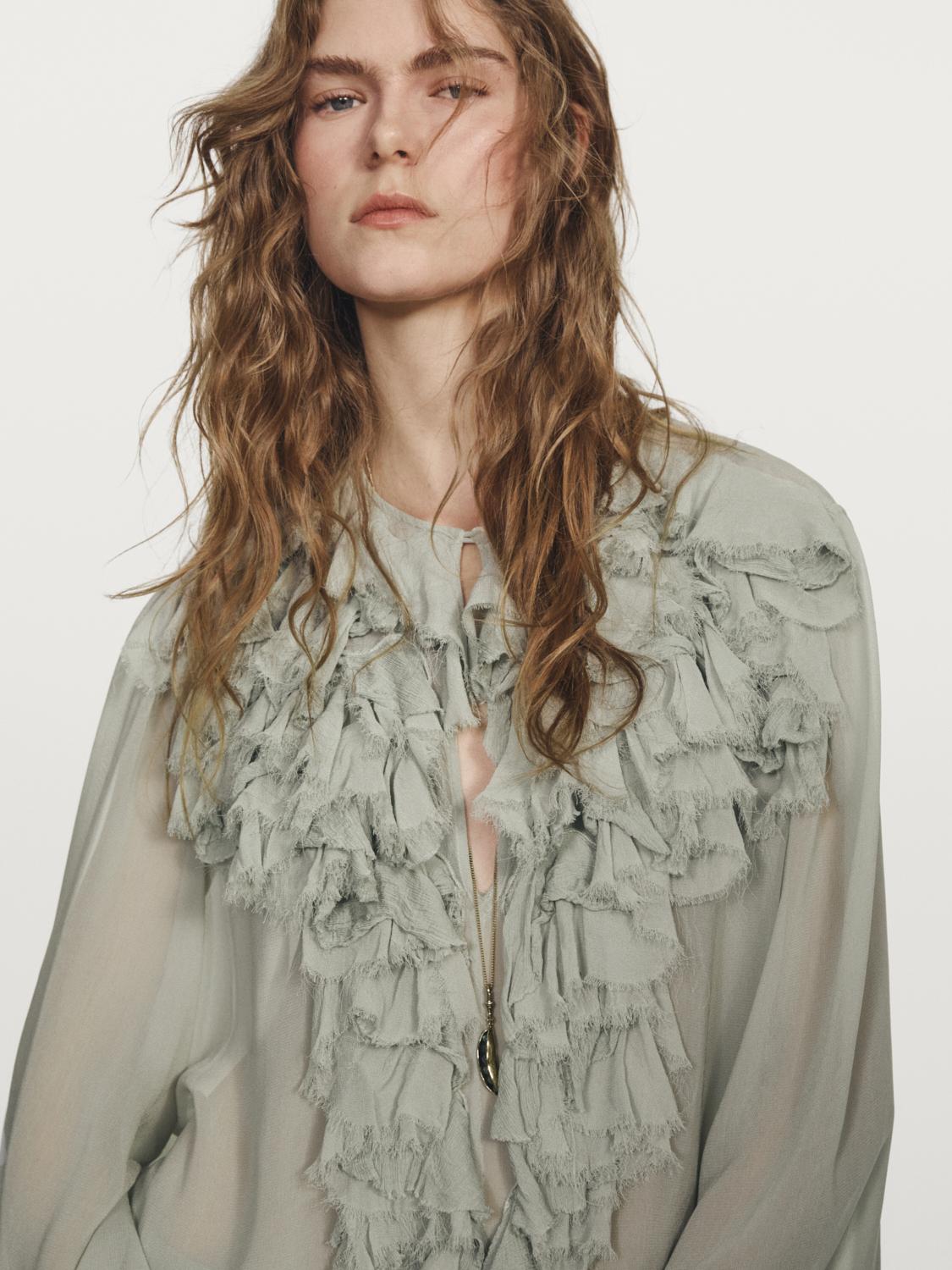 Fließende Bluse mit Volants am Ausschnitt - STUDIO