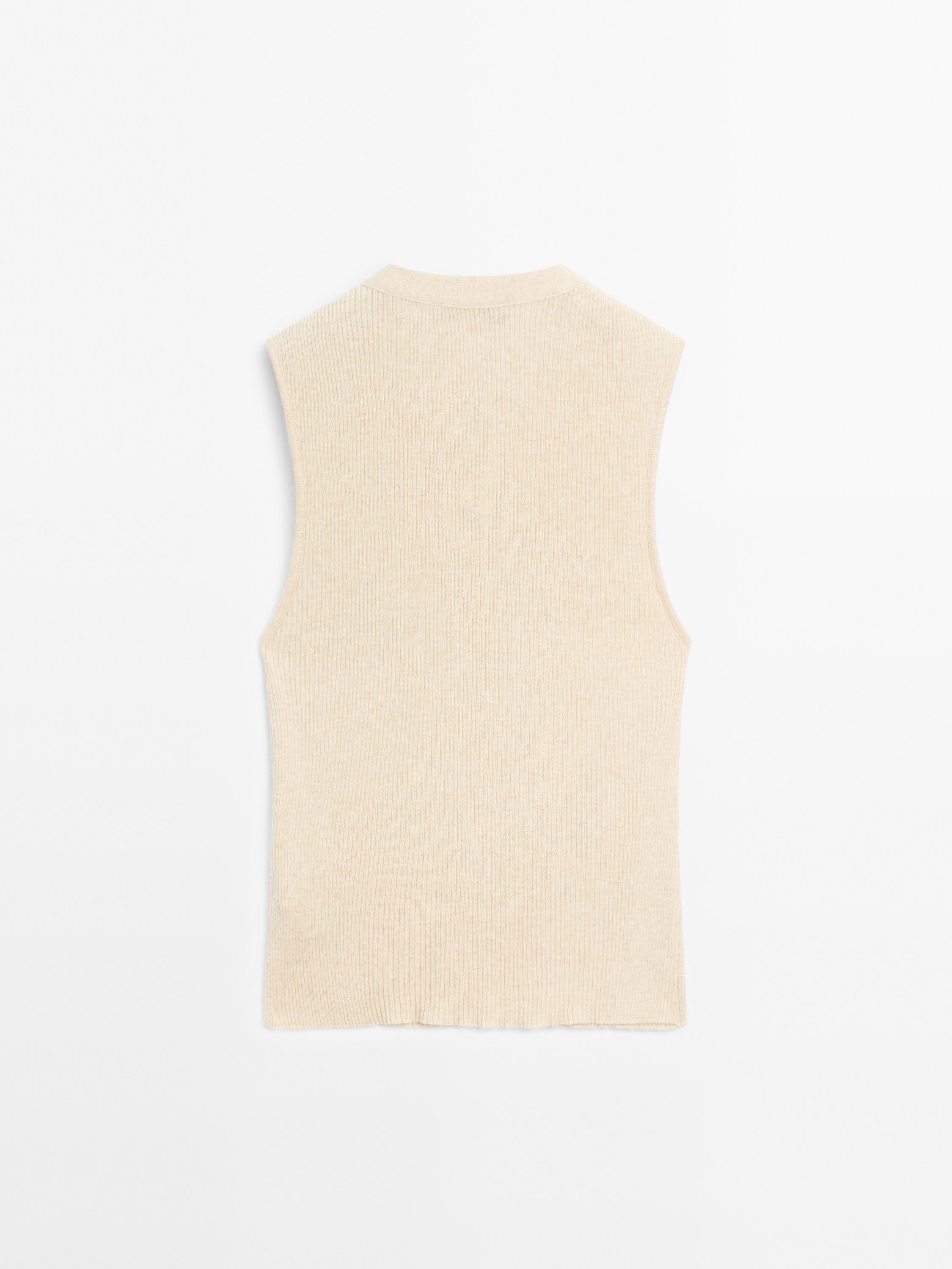 Ribbed top with collar detail