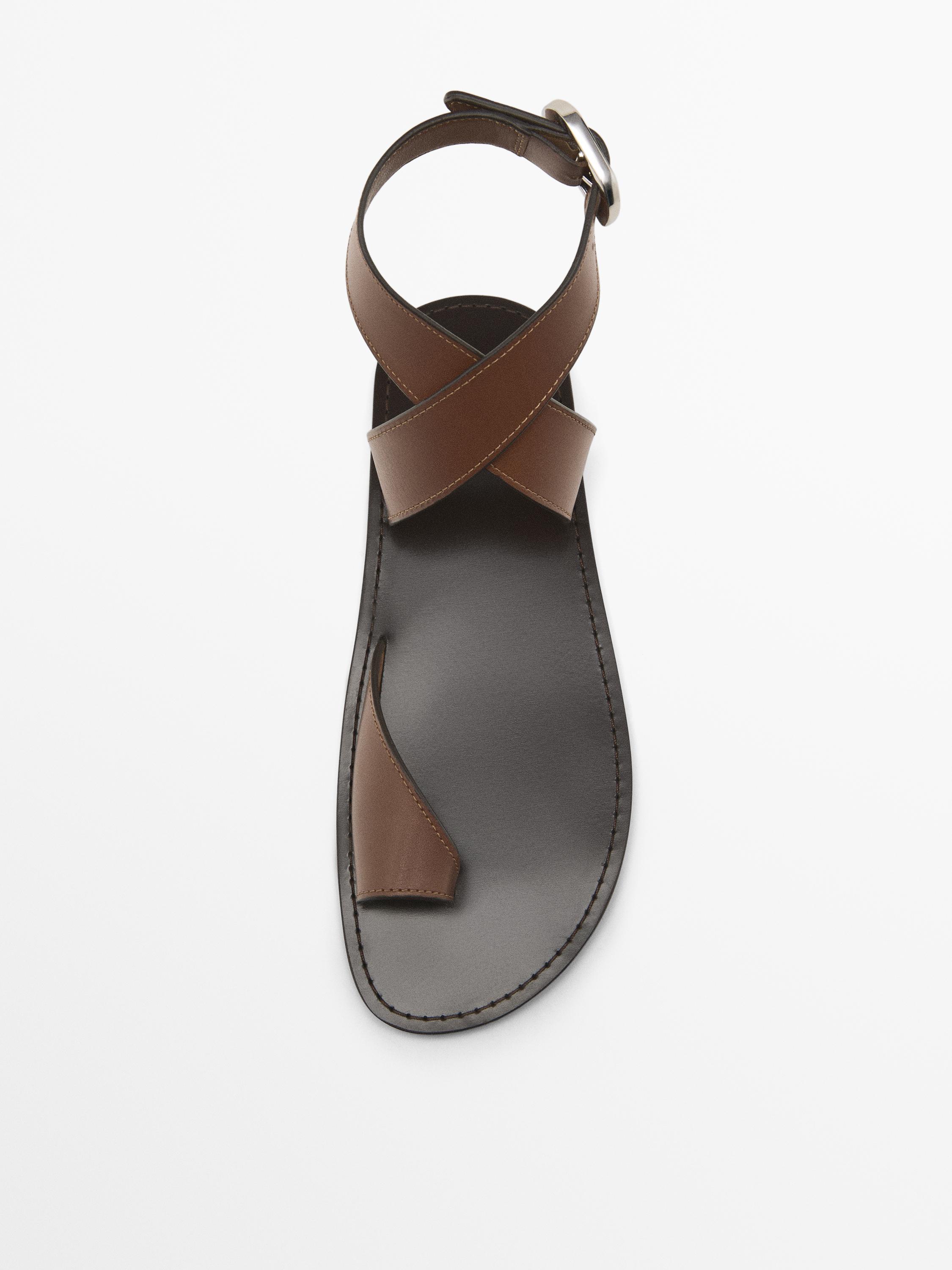 Crossover sandals with toe divider