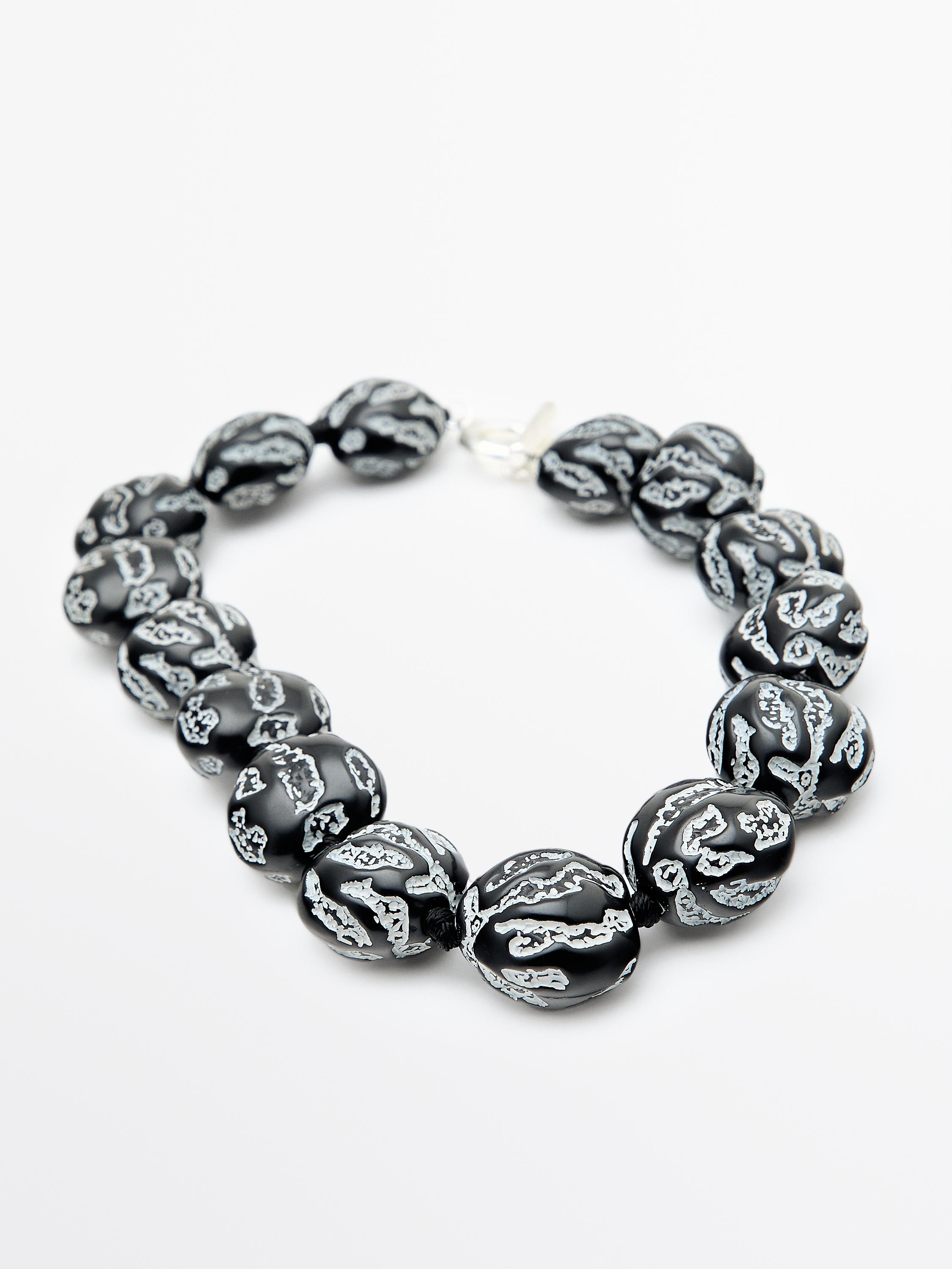 Penjoll curt detall boles irregulars