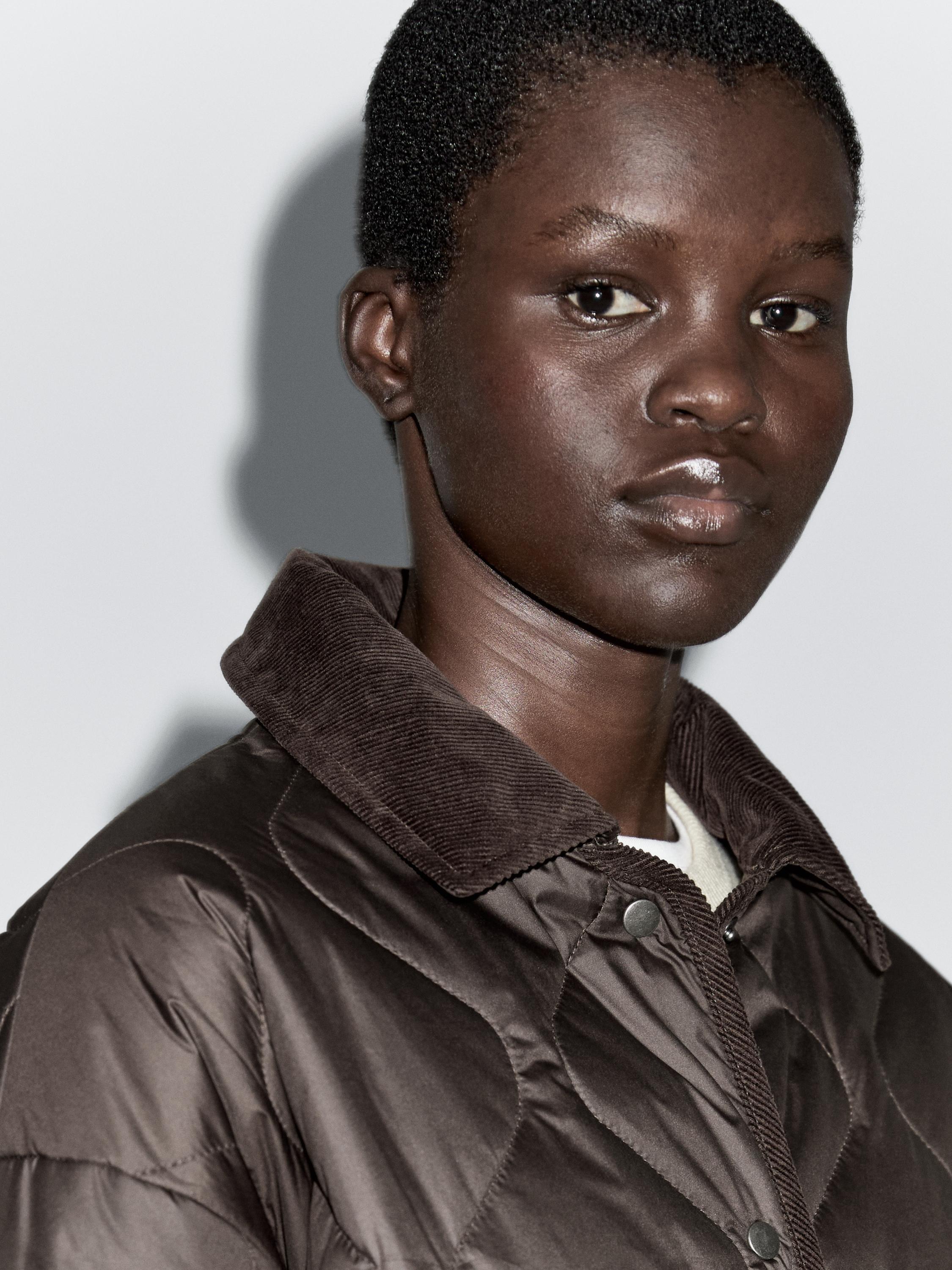 Wasserabweisende glänzende Steppjacke mit Cord-Detail