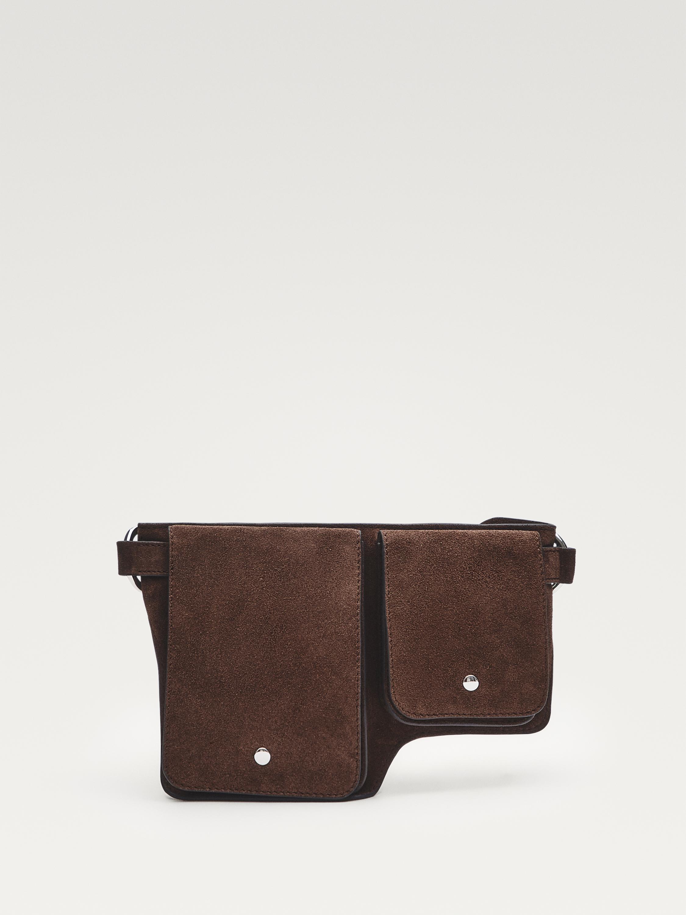 Vue frontale de la banane en vison avec double compartiment et rabats à fermeture boutonnée.