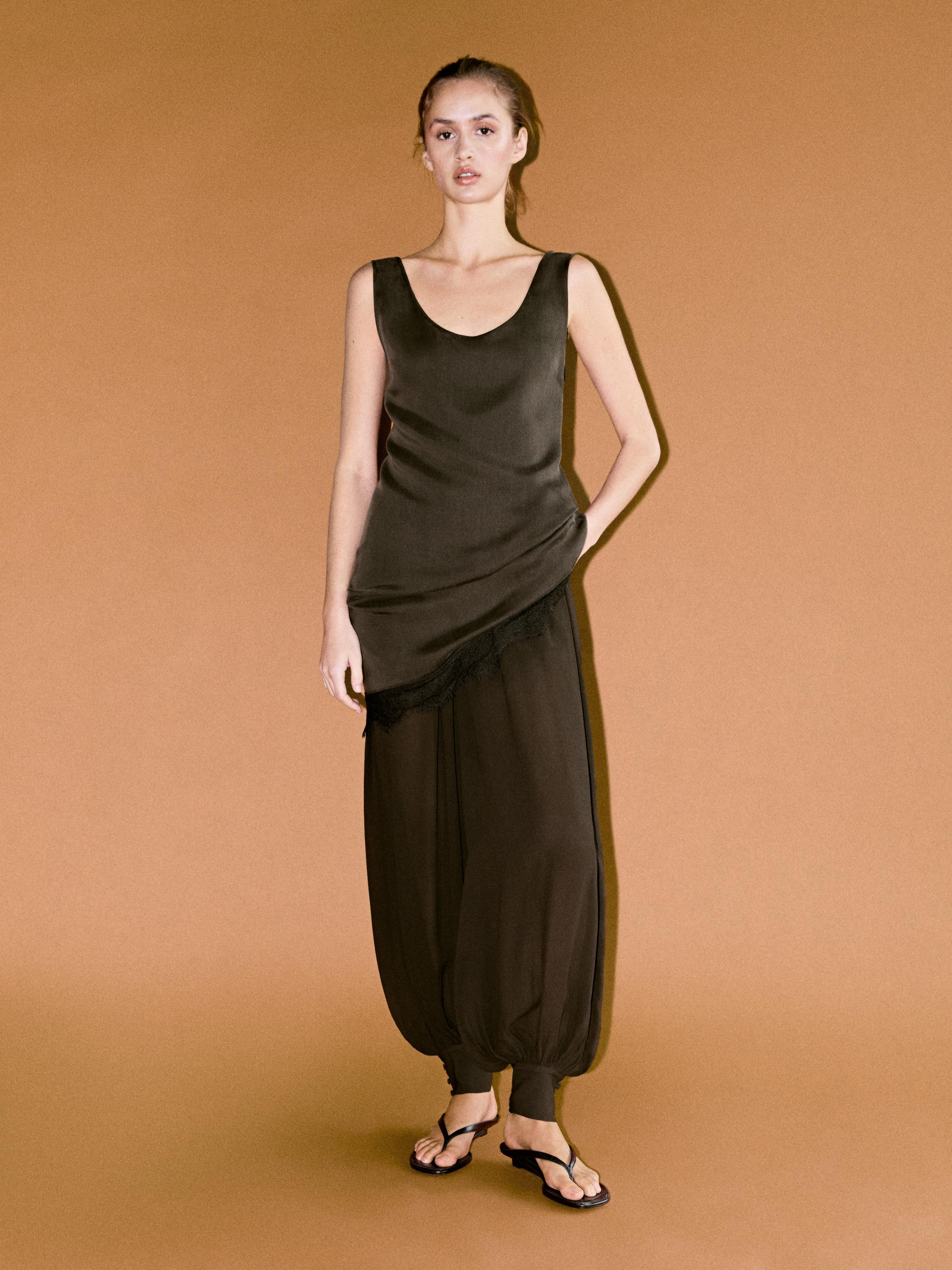 Short flowing dress with lace detail — Chocolate