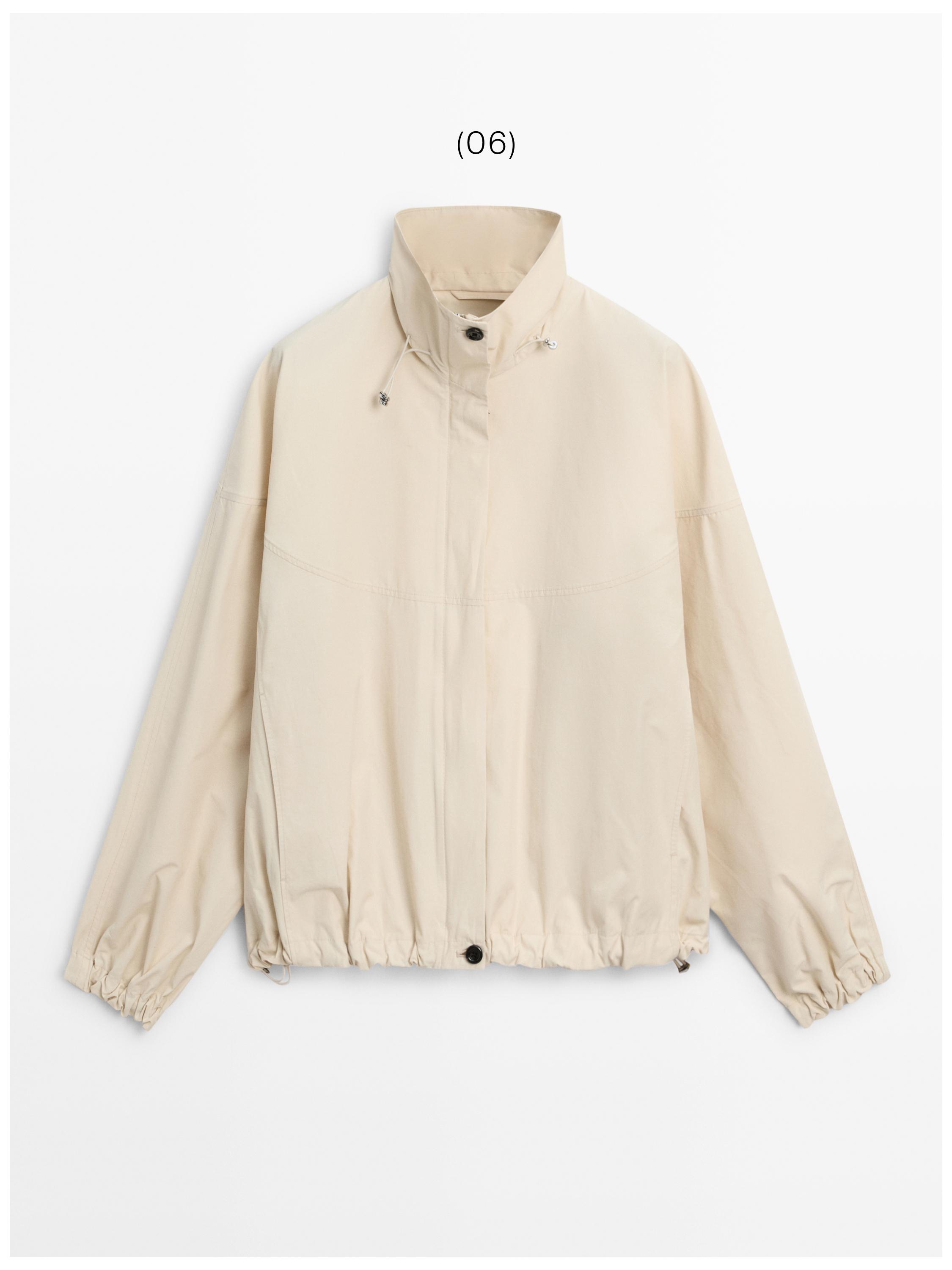 Vooraanzicht van een onbewerkte bomberjack met opstaande kraag, knoopsluiting en verstelbare trekkoorden bij de kraag en zoom.