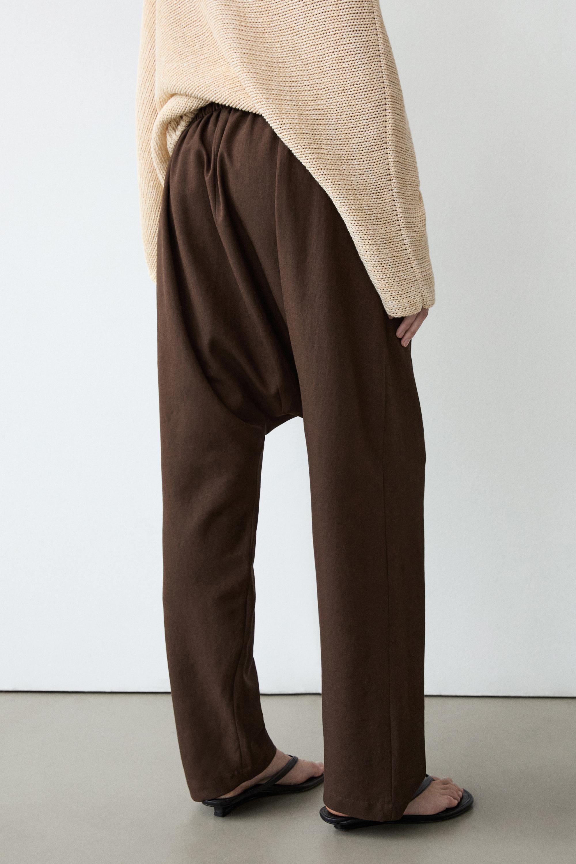 Baggy trousers with pleated details — BROWN
