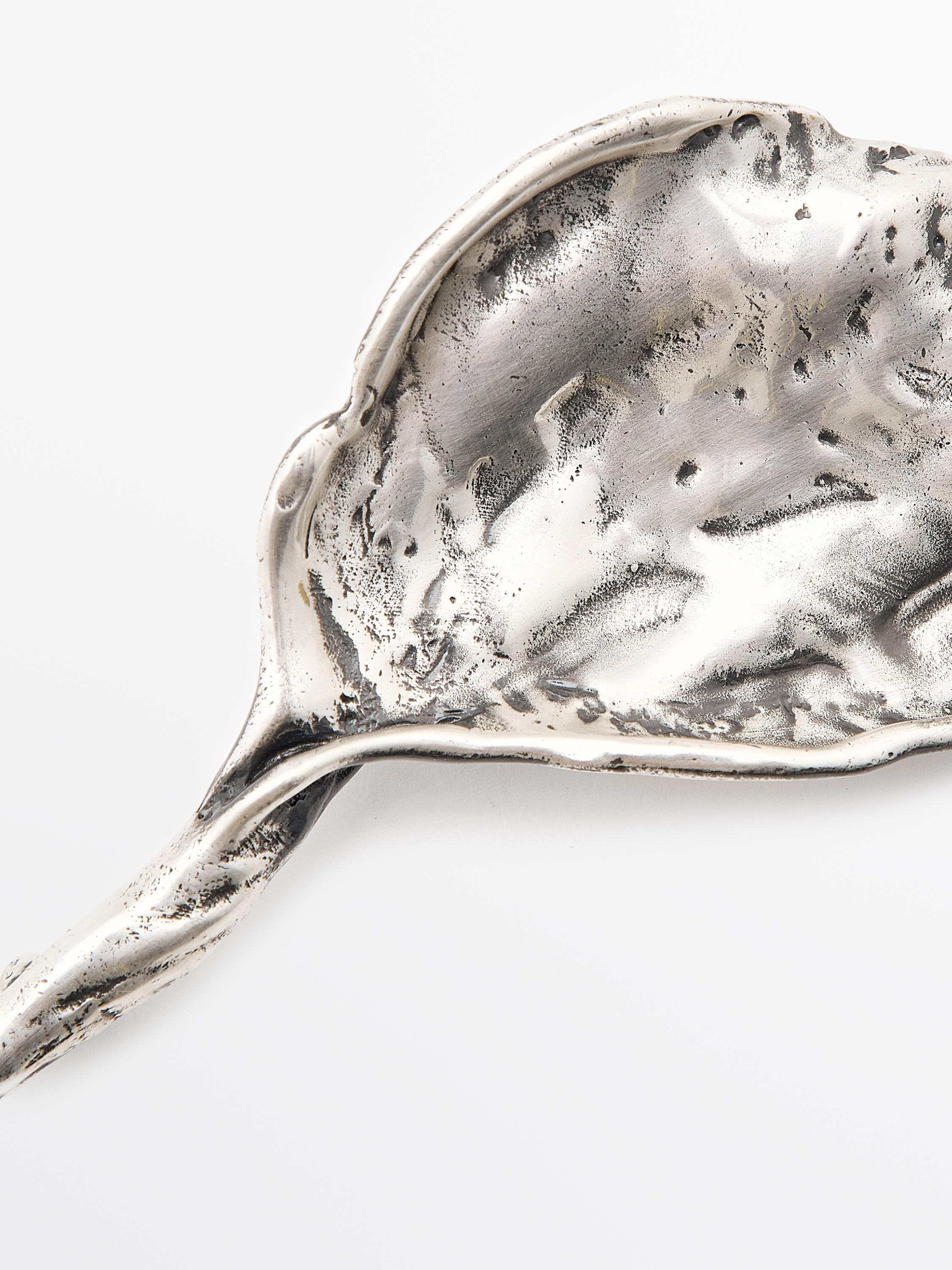 Abstrakte Metallbrosche