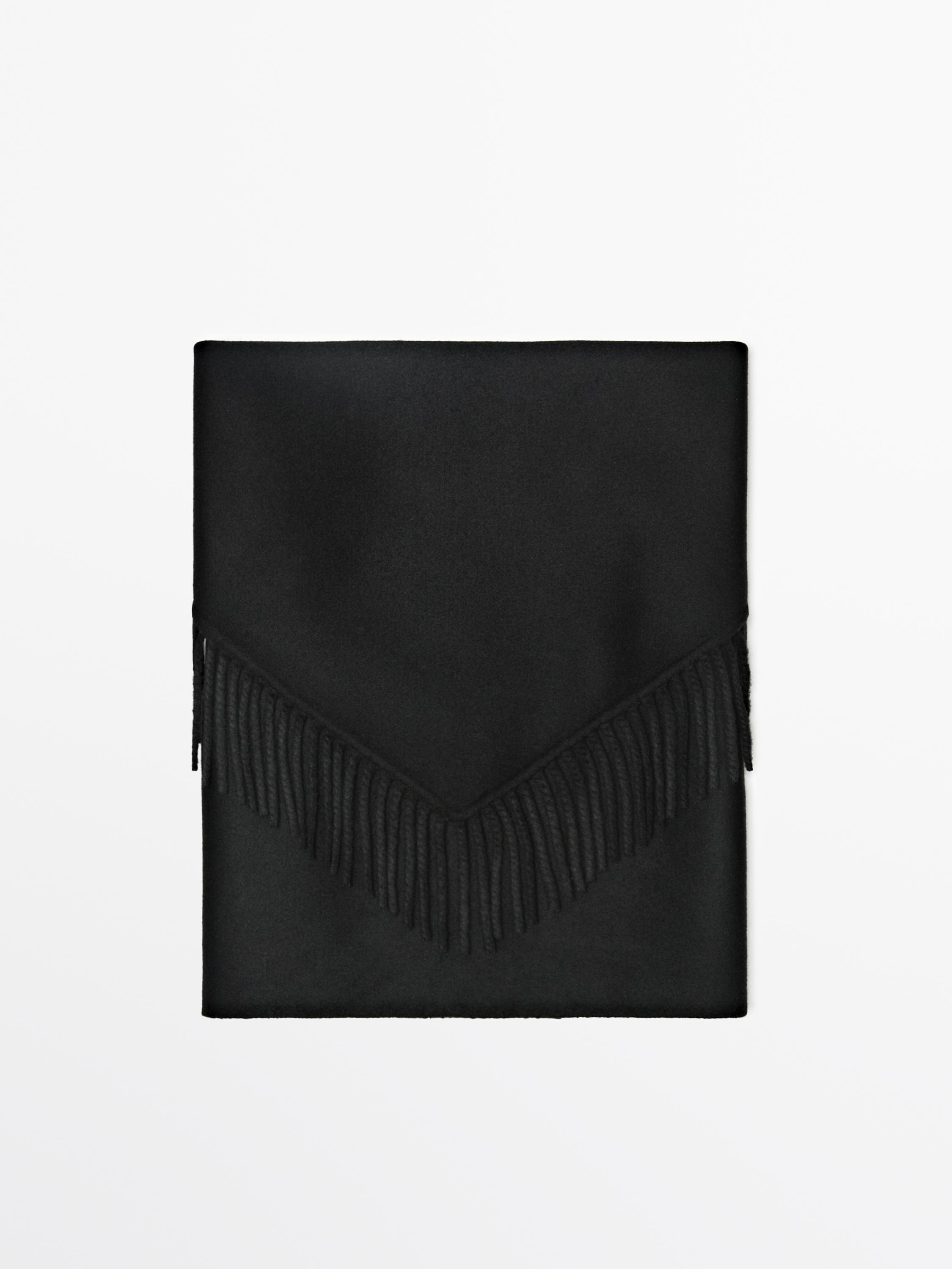 Vue de face d'un foulard noir à franges en forme de V.