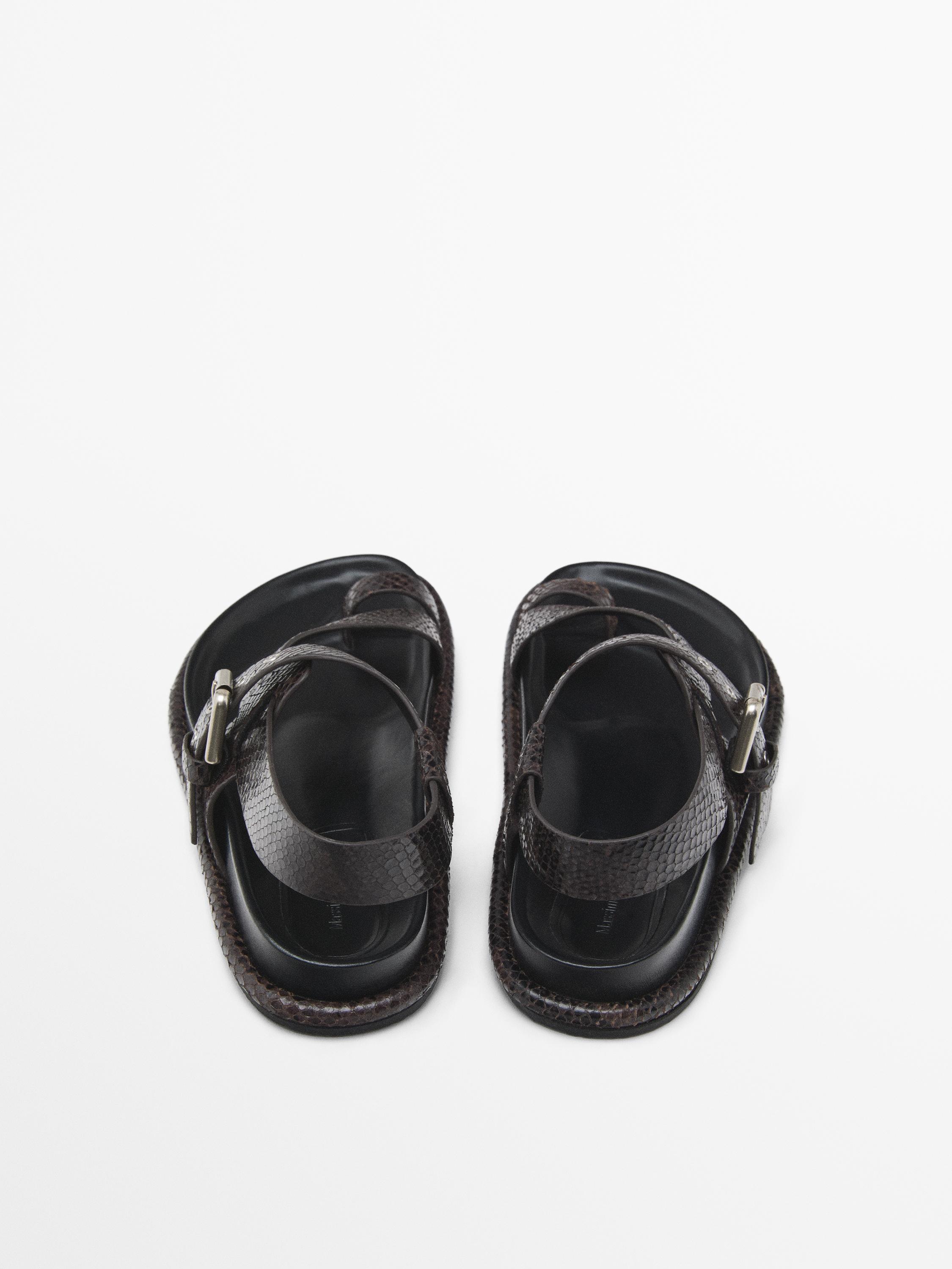 Printed sandals with toe divider · Brown · Flat Sandals