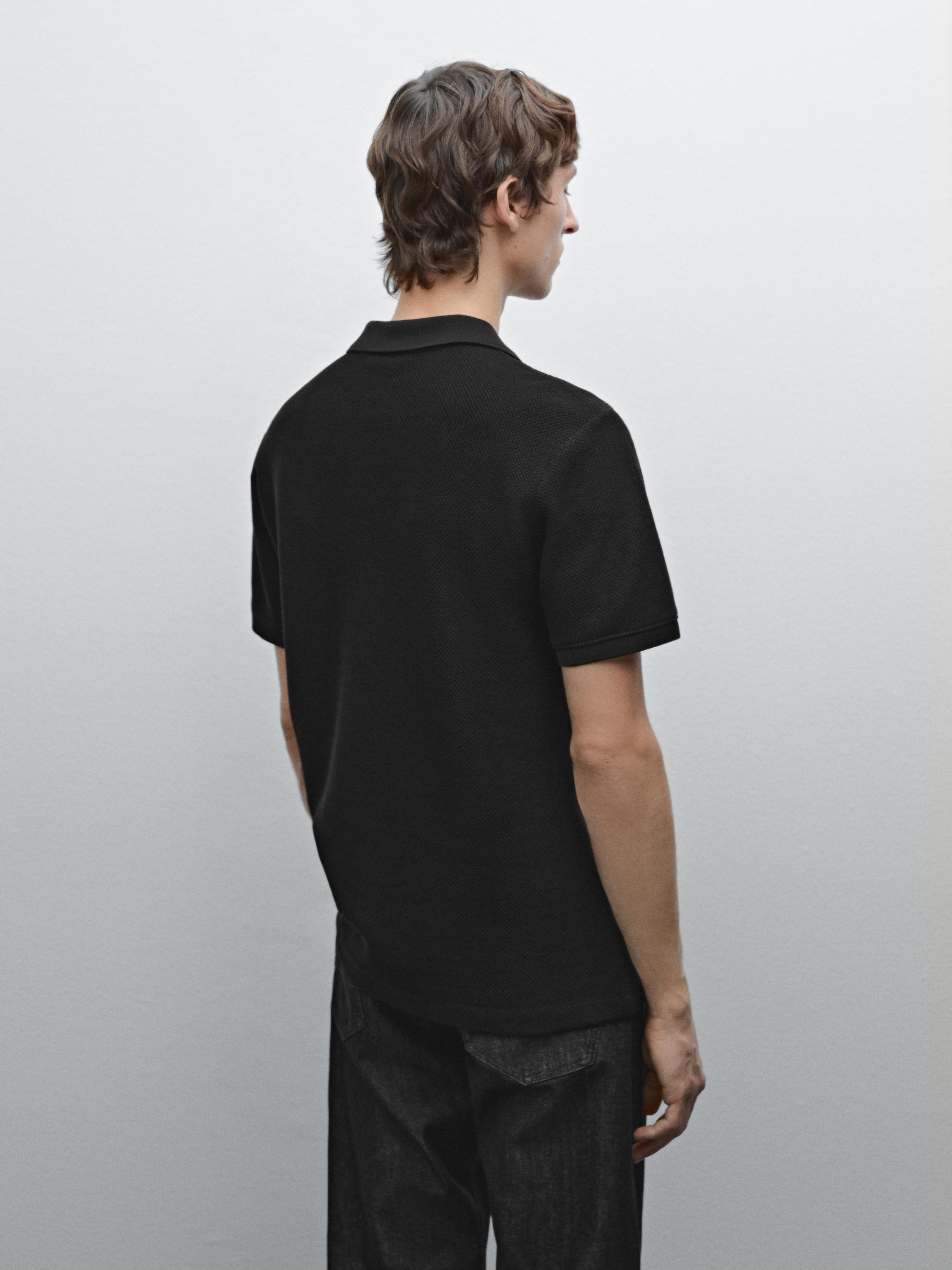 قميص بولو قطني بفتحة صدر على شكل V بارز الملمس