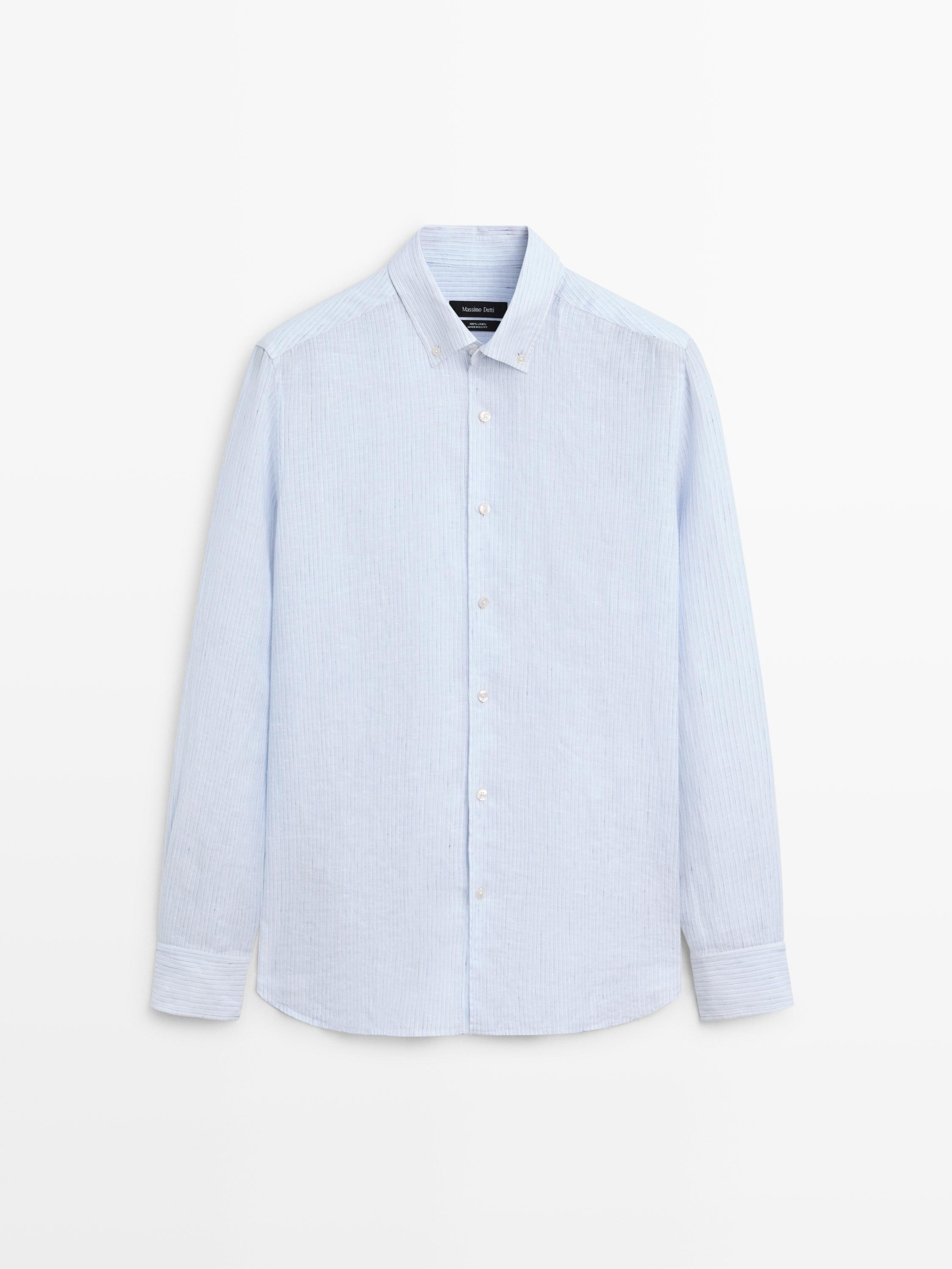 Vista frontal de camisa azul celeste de manga longa con botóns brancos e colo clásico.