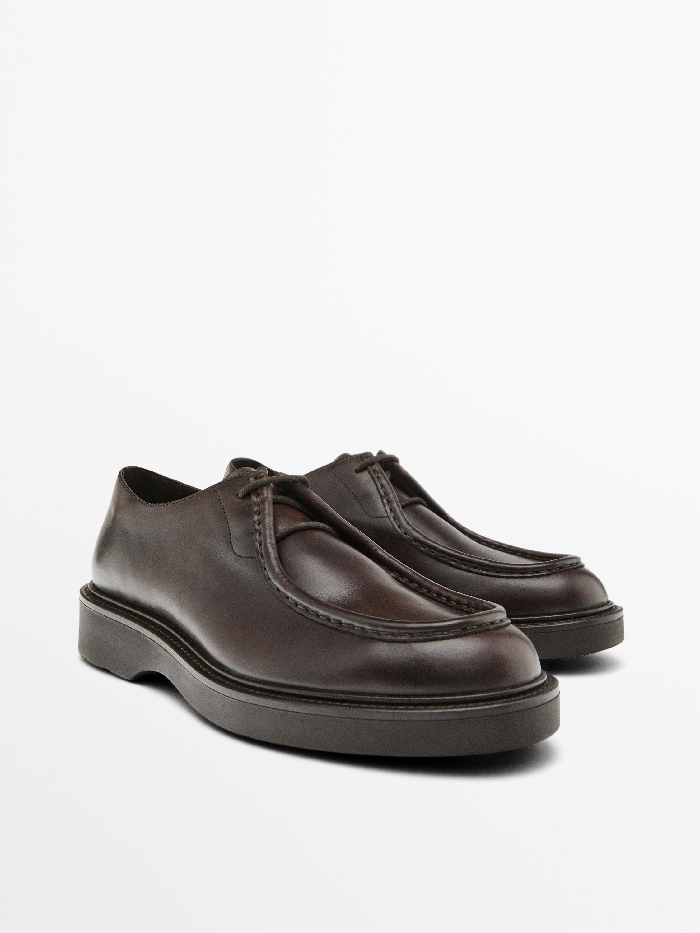 Leather shoes with moc toe